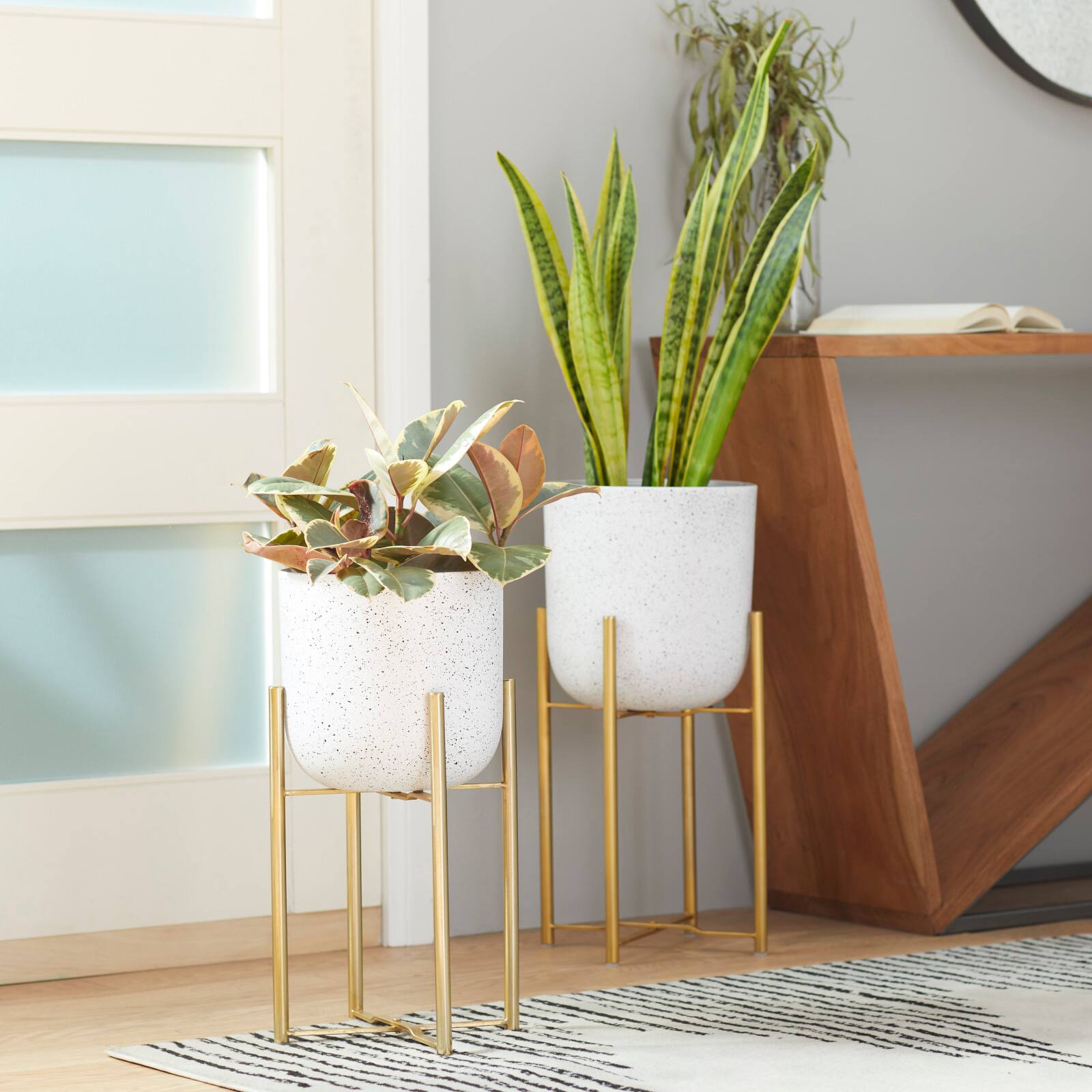 Set of 2 White Metal Contemporary Planter, 20", 22"