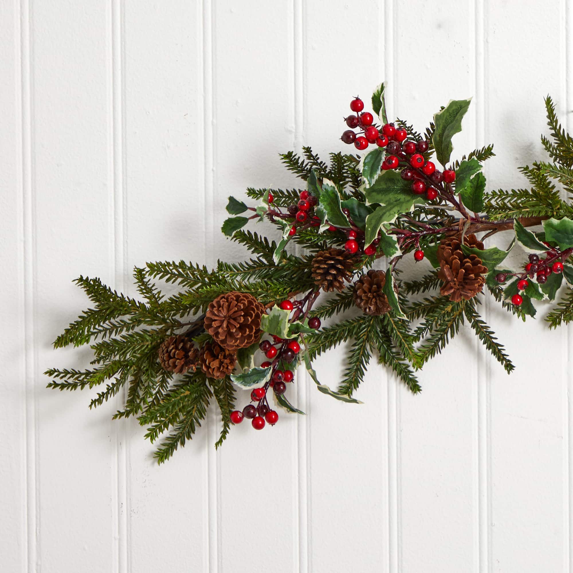 4.5ft. Holly Berry Garland