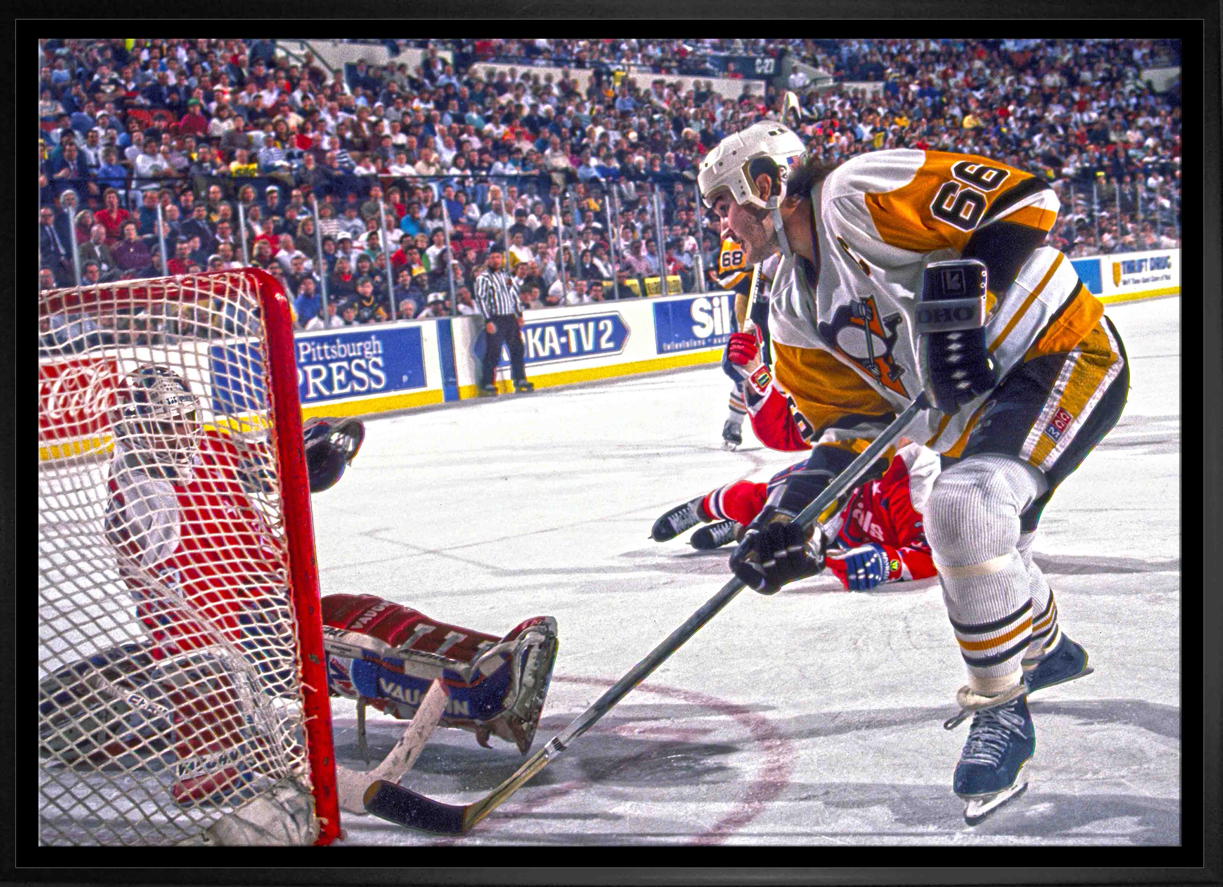Mario Lemieux 20" x 29" Canvas Framed Penguins vs Capitals-H 31.5" x 22.5"