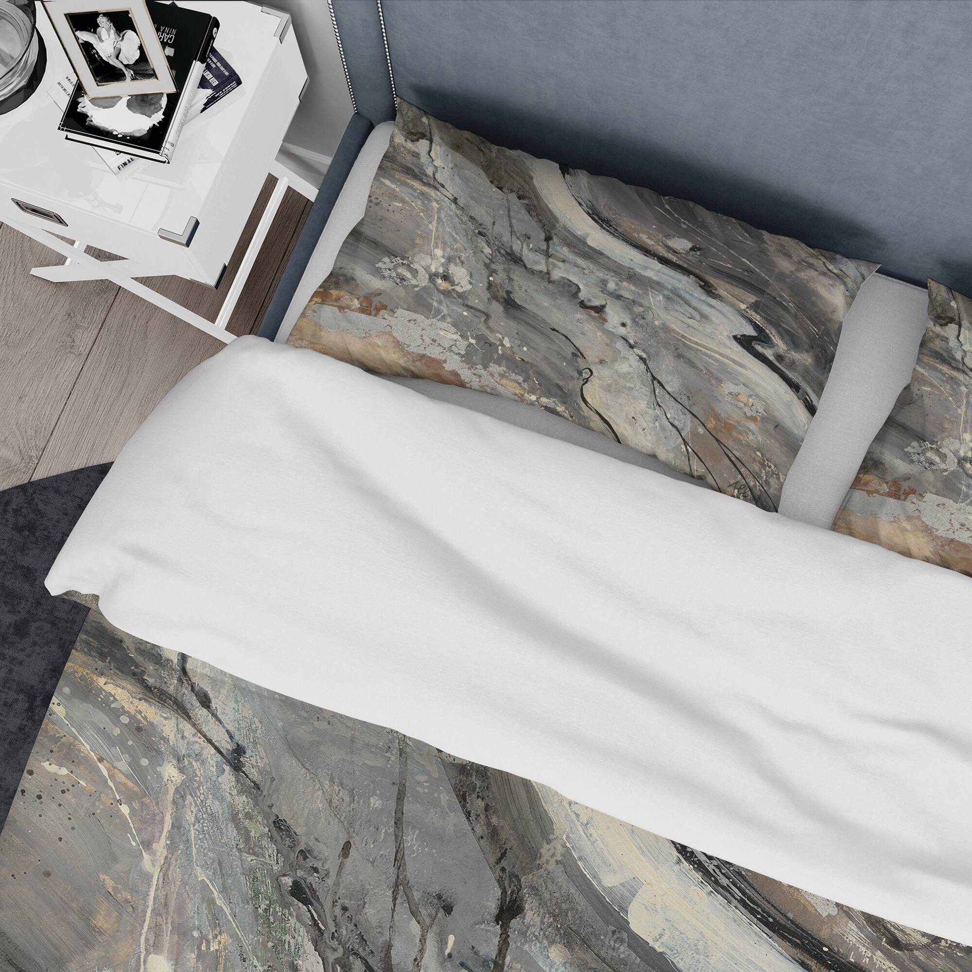 Designart 'Fire and Ice Minerals V' Geometric Bedding Set