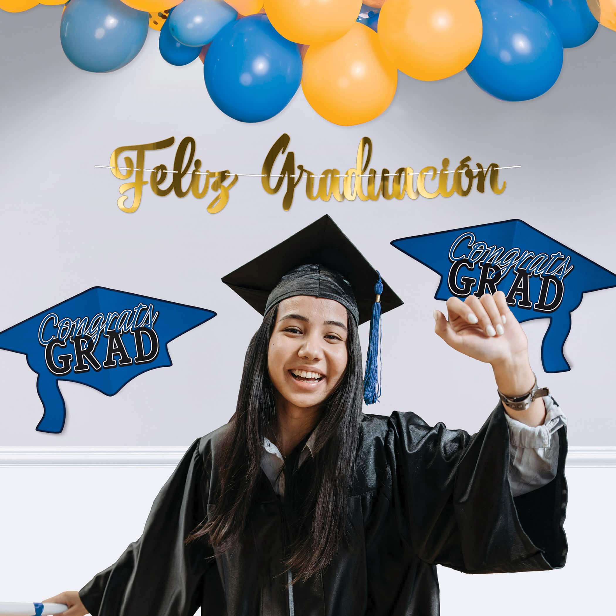 Beistle 4.25ft. Gold Foil Feliz Graduación Streamers, 2ct.