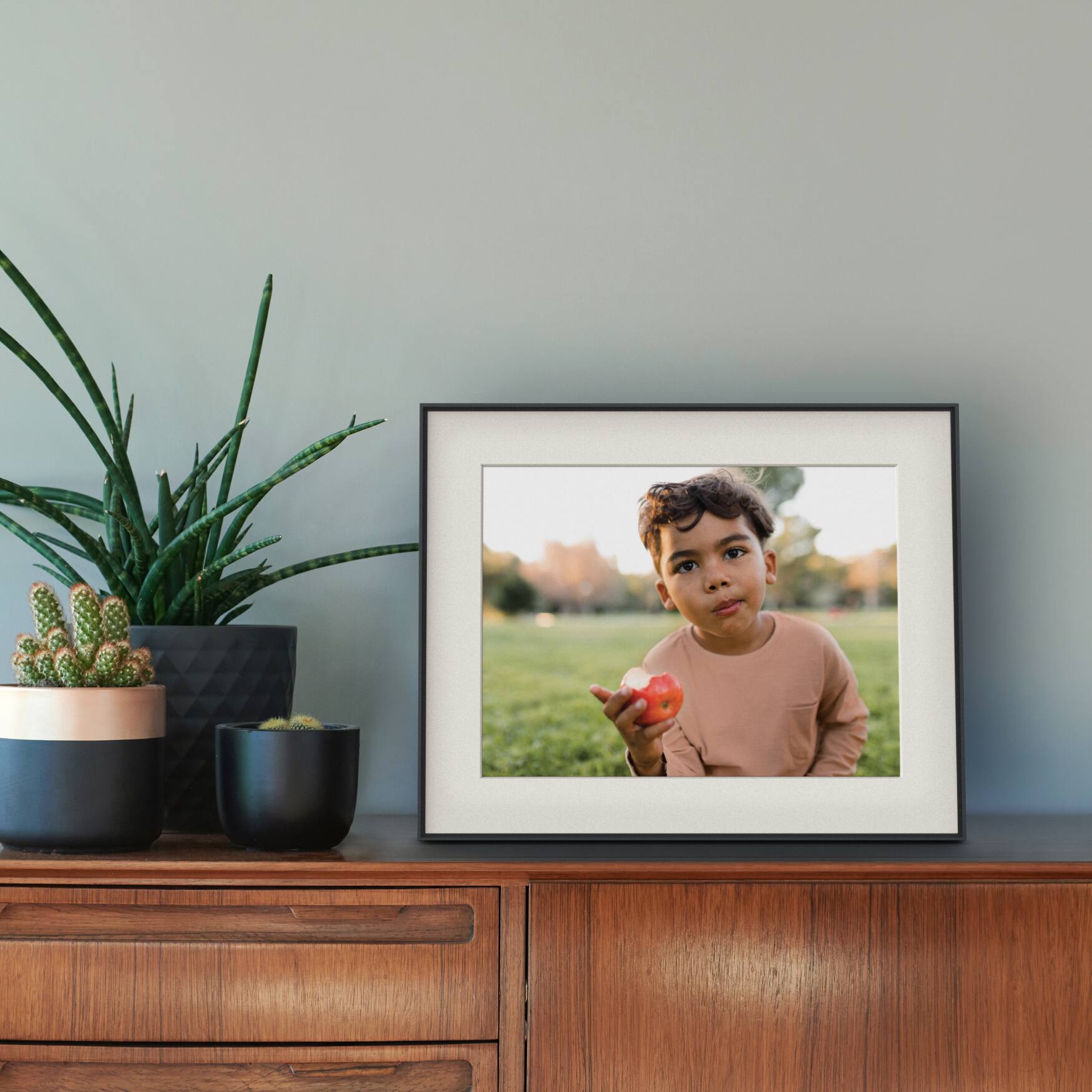 Aura 15" HD WiFi Walden Carbon with Paper Mat Digital Photo Frame