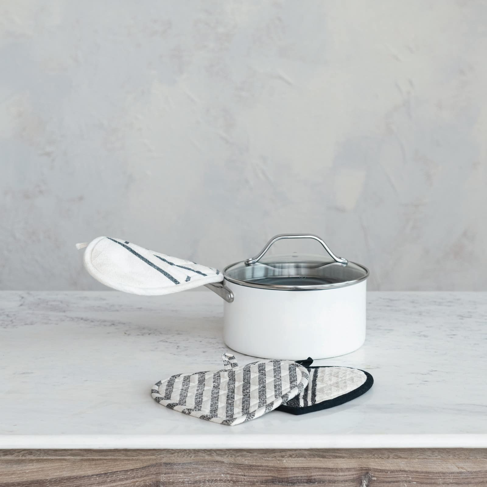 Hello Honey® Black & White Chic Cotton Quilted Heart Shaped Pot Holders Set