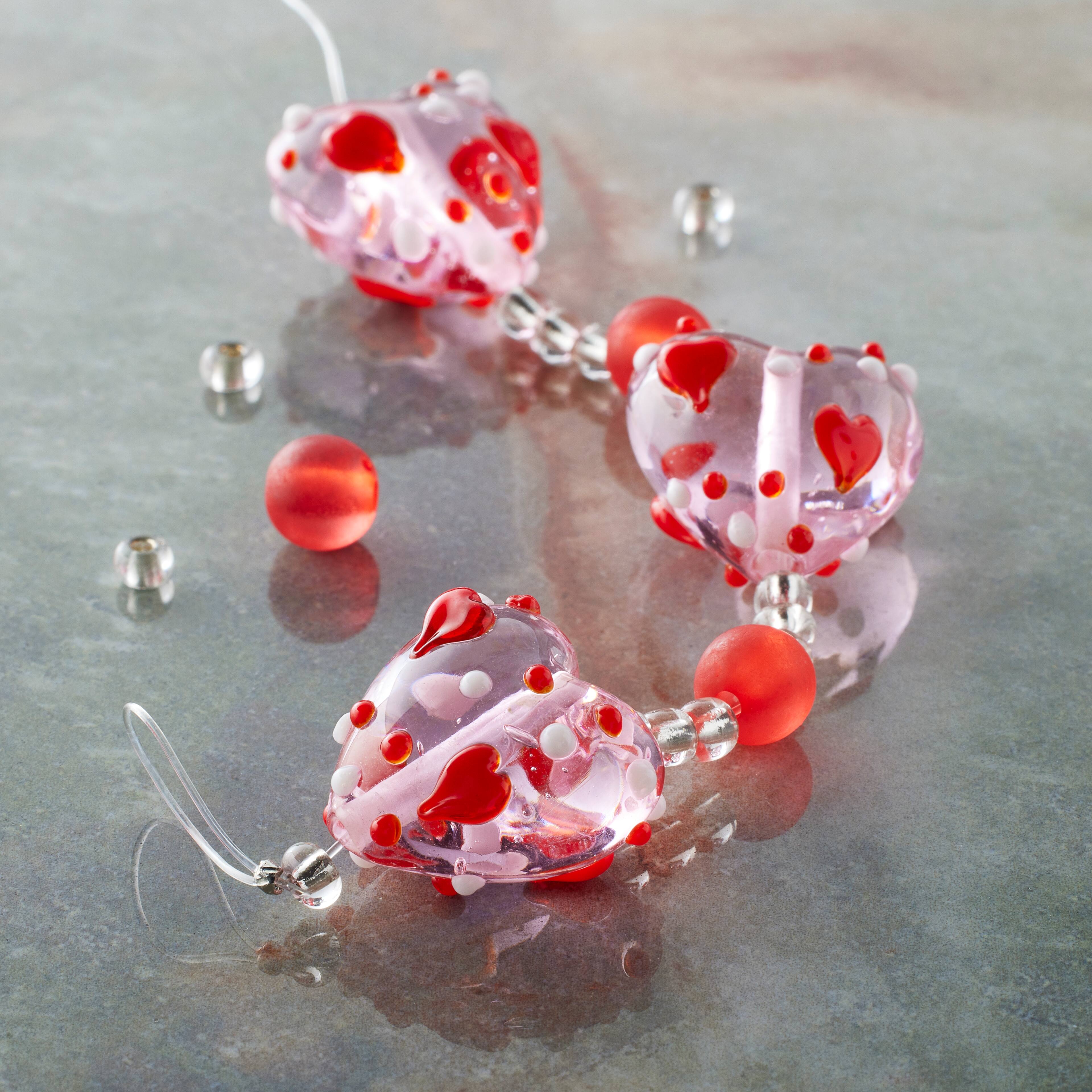 Perles en forme de cœur rouges en verre travaillé à la flamme de 19 mm de Bead Landing