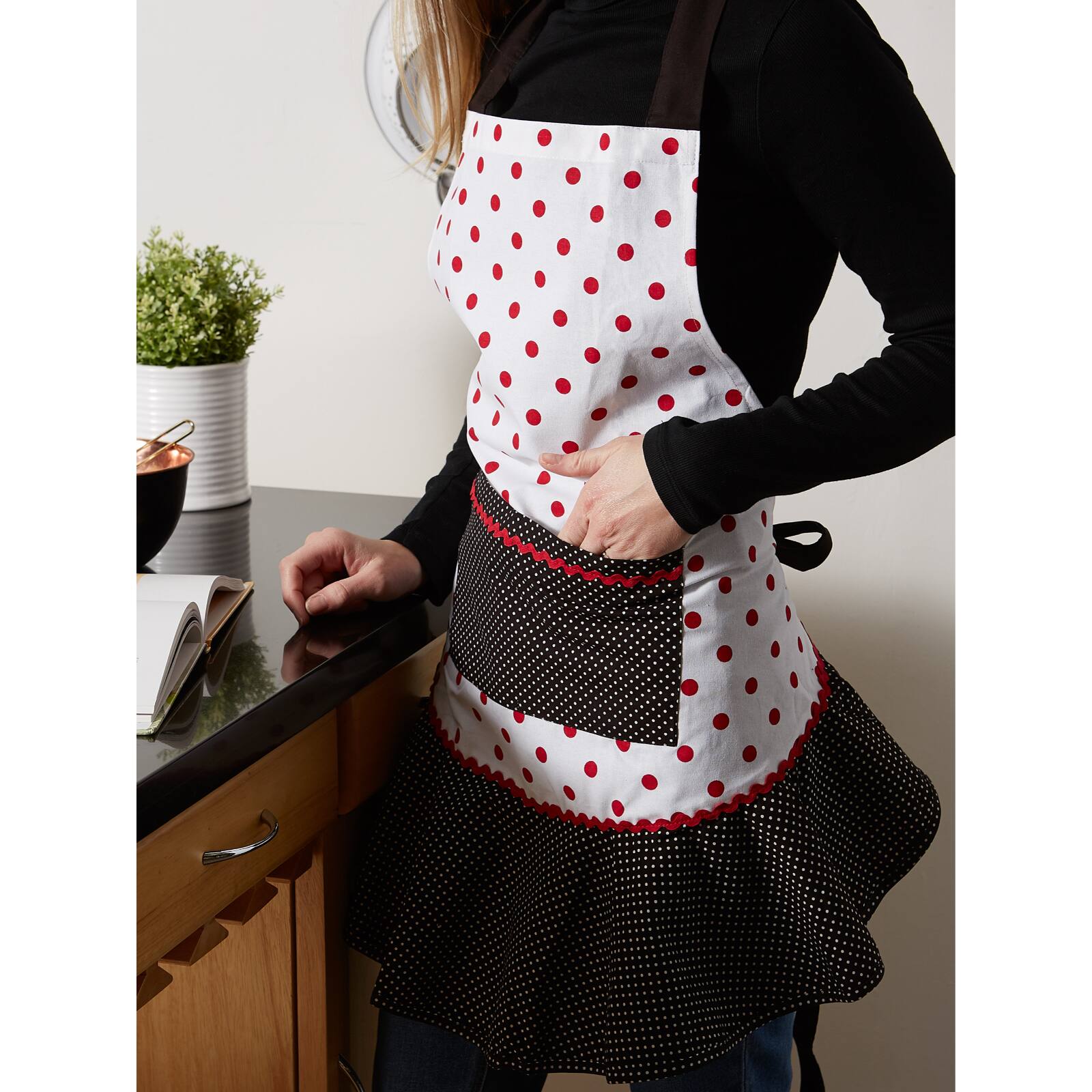 Black/Red Polka Dot Ruffle Ap