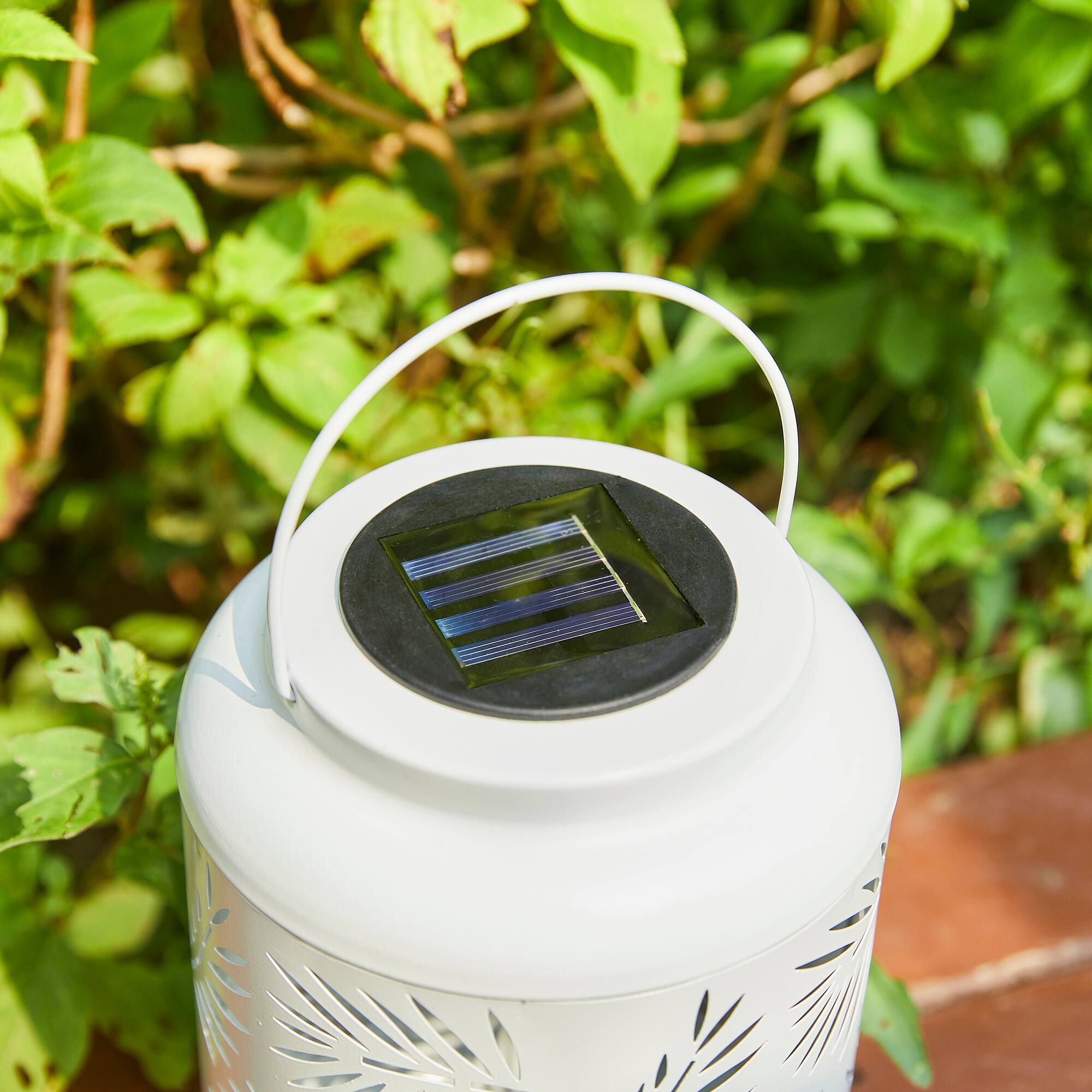 Glitzhome® 8.5" Leaf Cutout Solar Powered Hanging Lantern