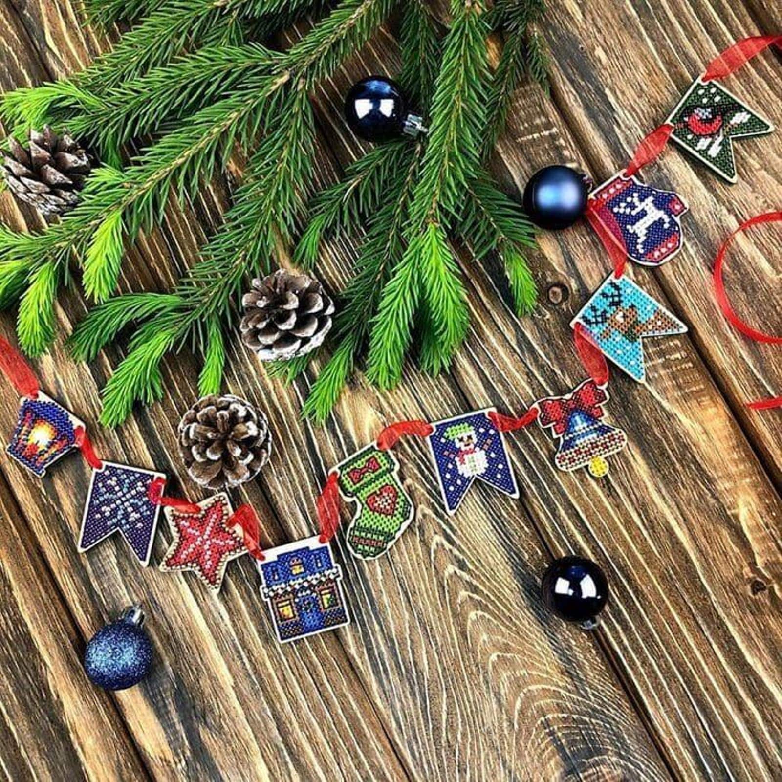 Wonderland Crafts 20 Piece Christmas Wooden Embroidery Blanks