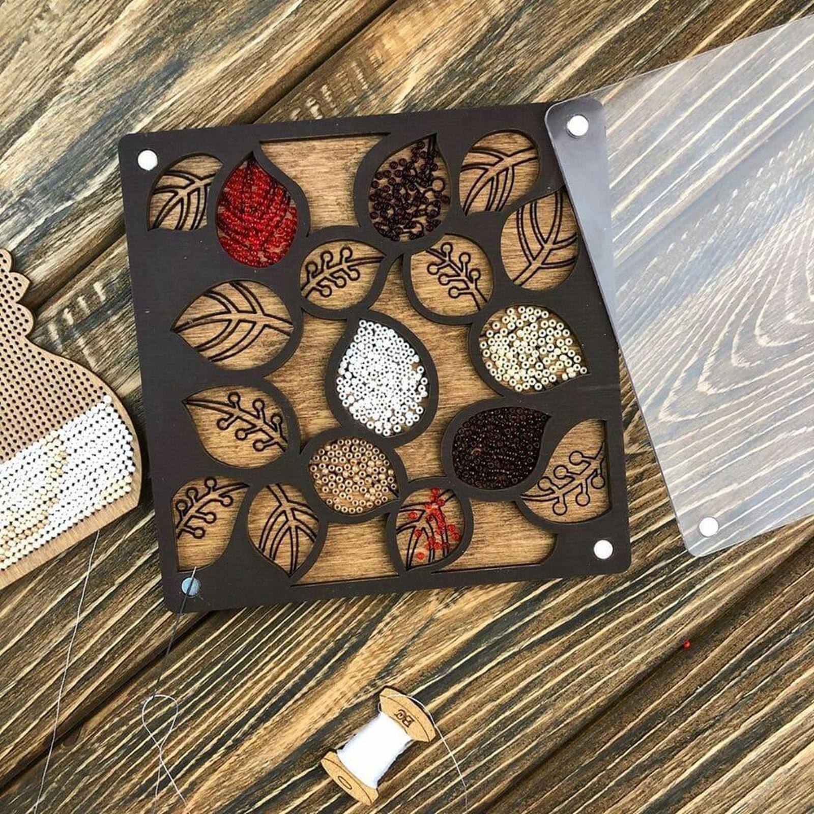 Wonderland Crafts 5" x 5" Leaf Bead Organizer with Transparent Cover