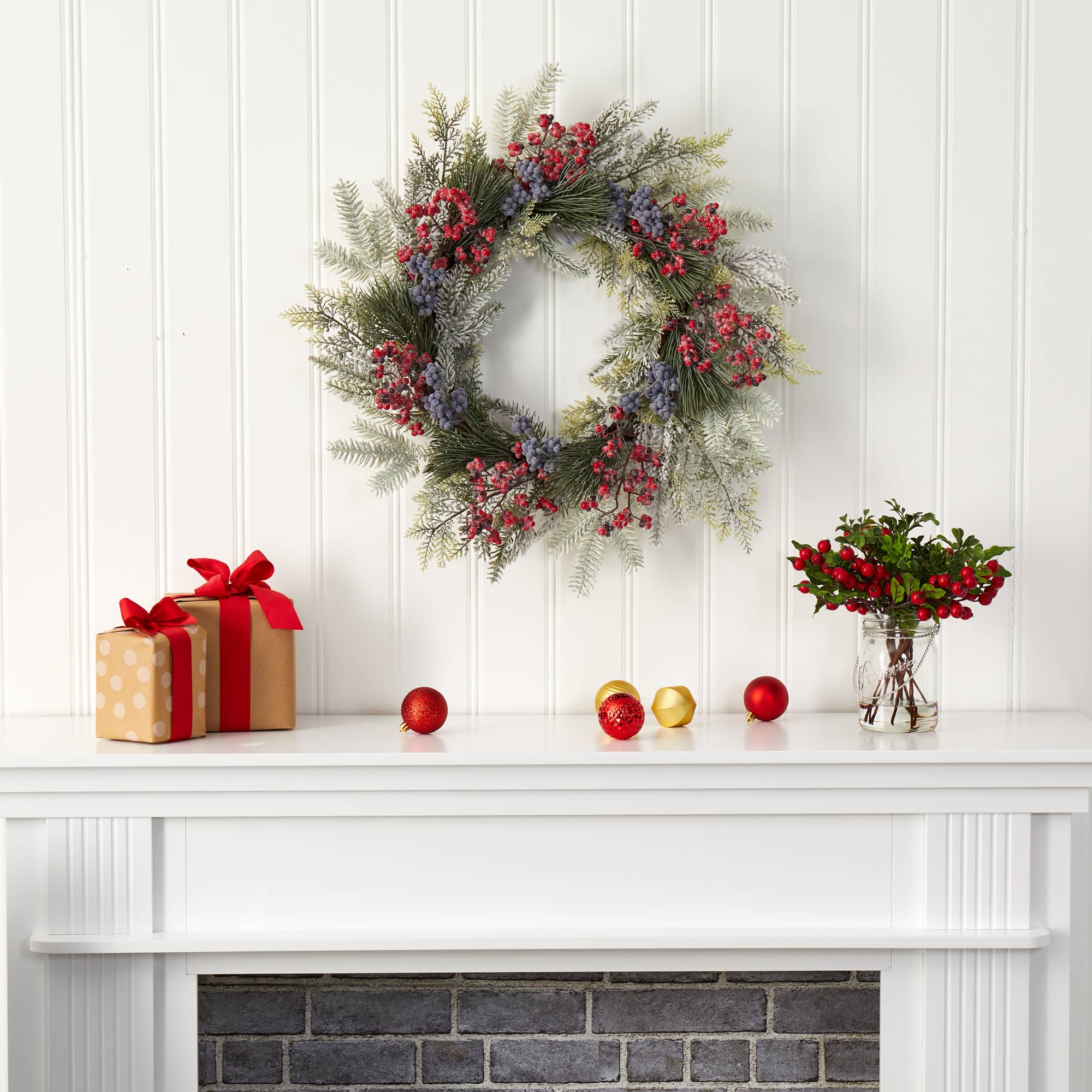 24" Pine & Cedar Wreath with Berries