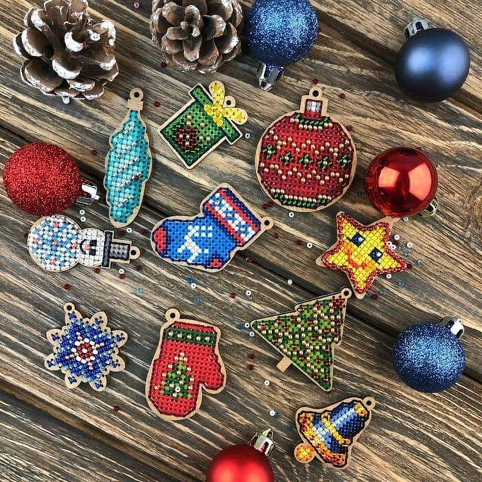 Wonderland Crafts 20 Piece Holiday Wooden Embroidery Blanks