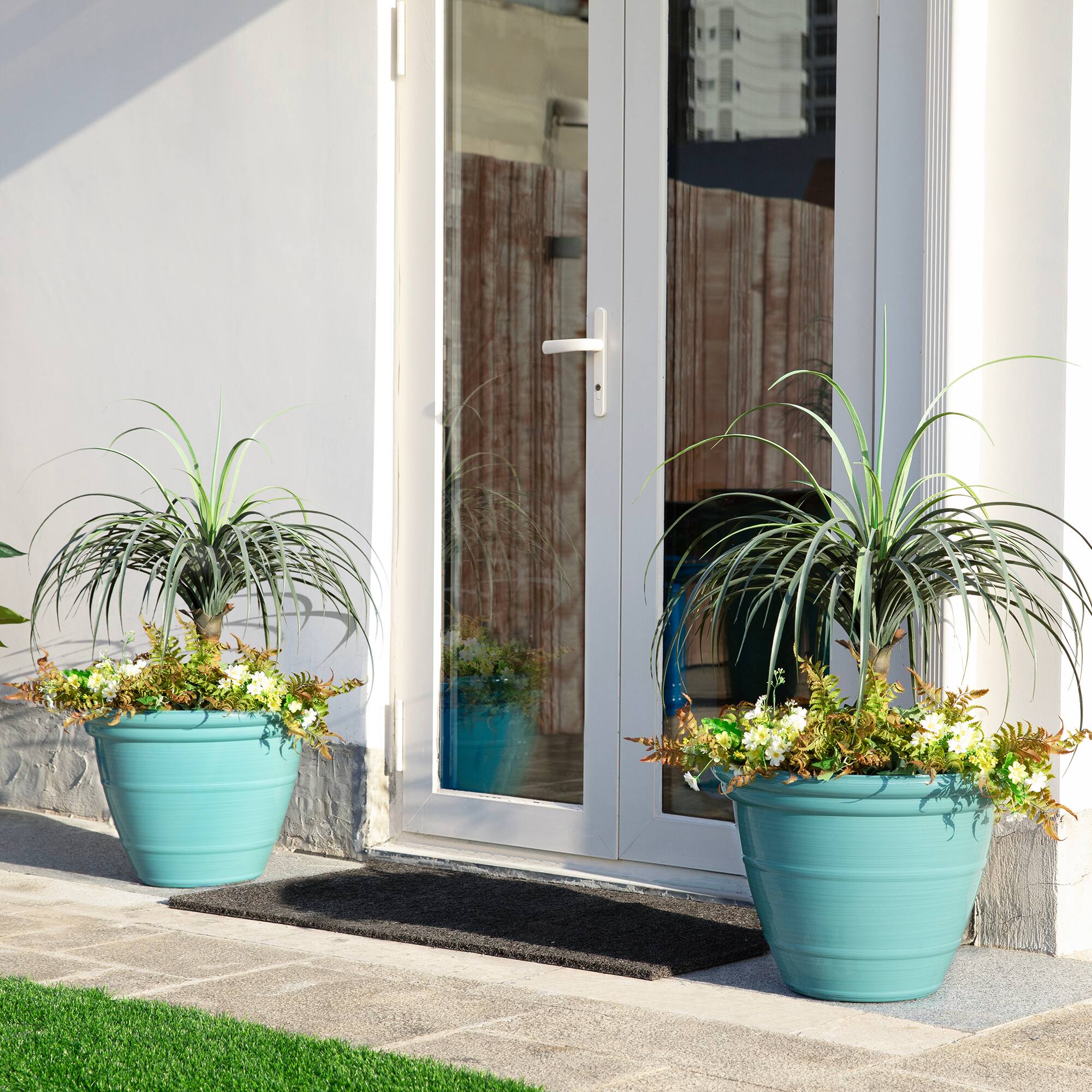 Glitzhome® Round Faux Ceramic Pot Plastic Planter Set