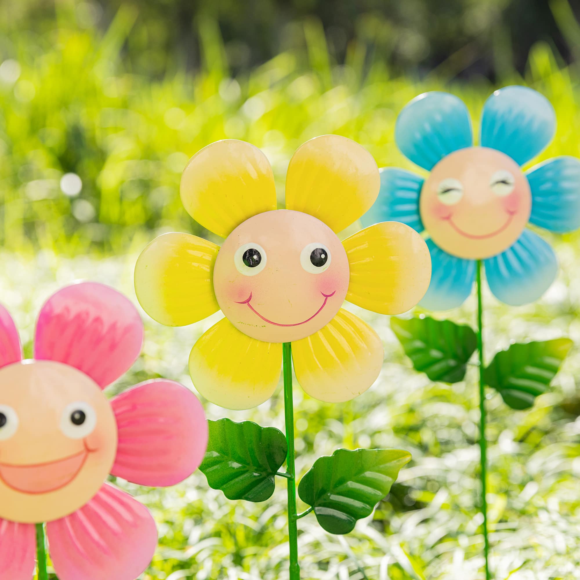 Glitzhome® 18" 2-in-1 Set of 3 Painted Metal Happy Face Flower Garden Picks & Wall Decor