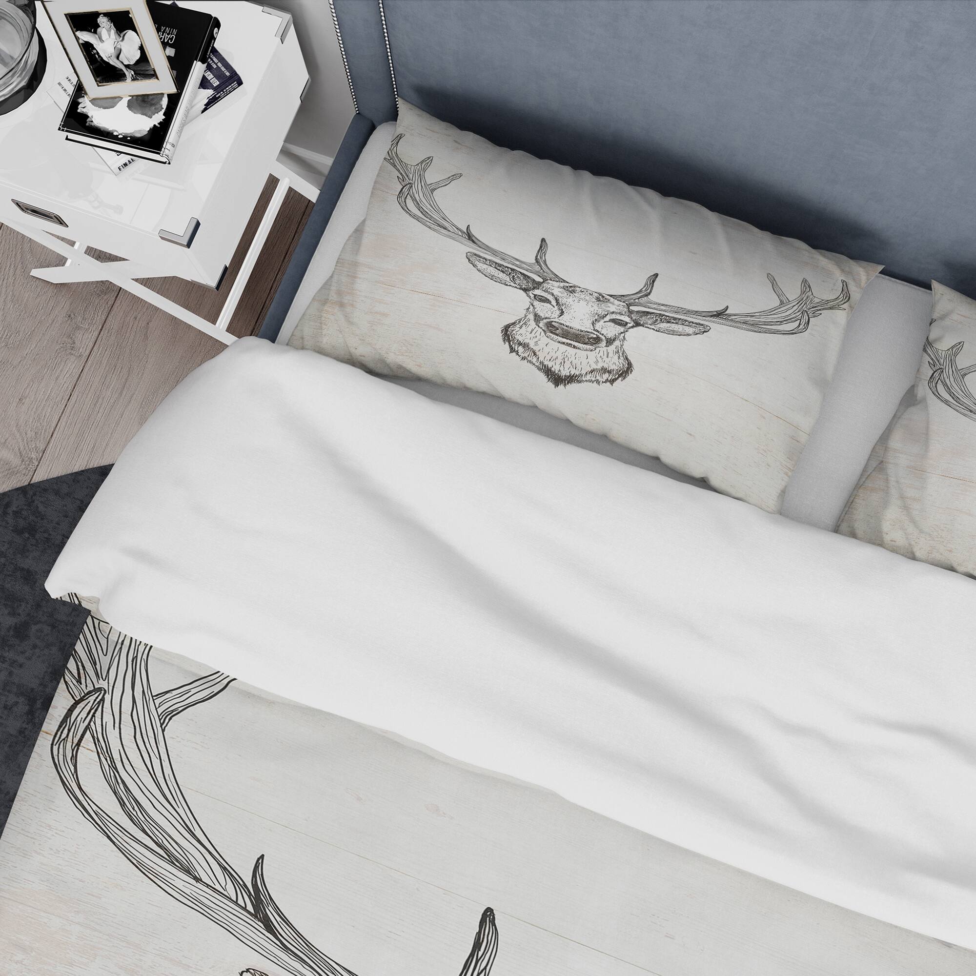 Designart 'Deer Wild and Beautiful II' Farmhouse Bedding Set - Duvet Cover & Shams