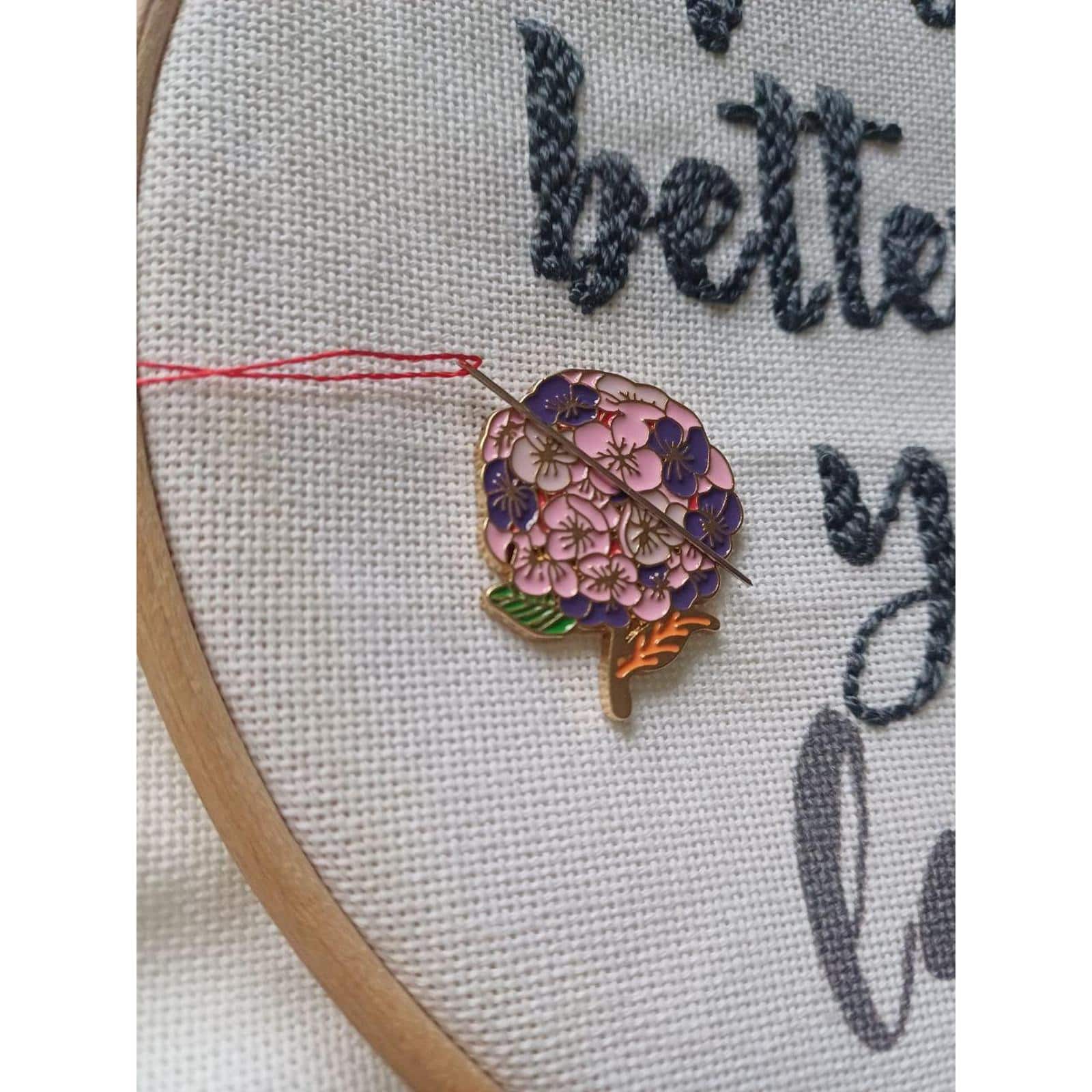 Wizardi 4/5" Flower Magnetic Needle Minder