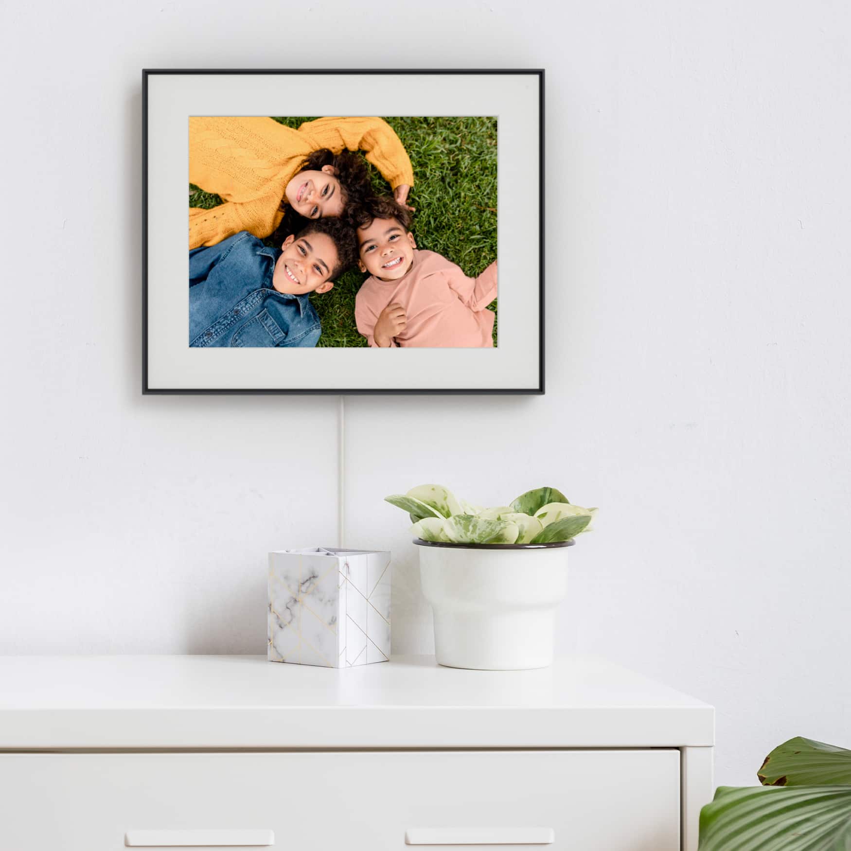 Aura 15" HD WiFi Walden Carbon with Paper Mat Digital Photo Frame