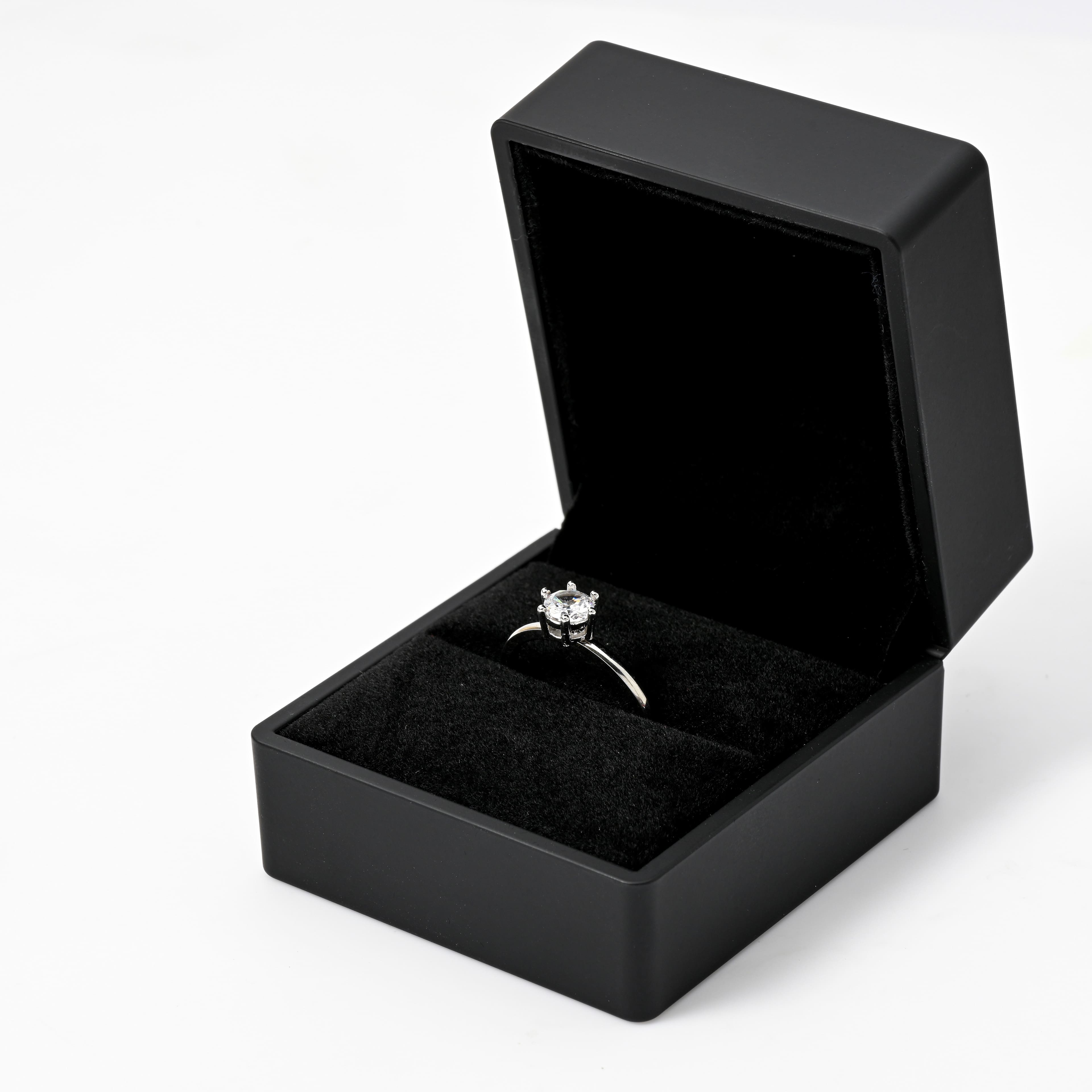 Boîte à bague en plastique noire de Bead Landing