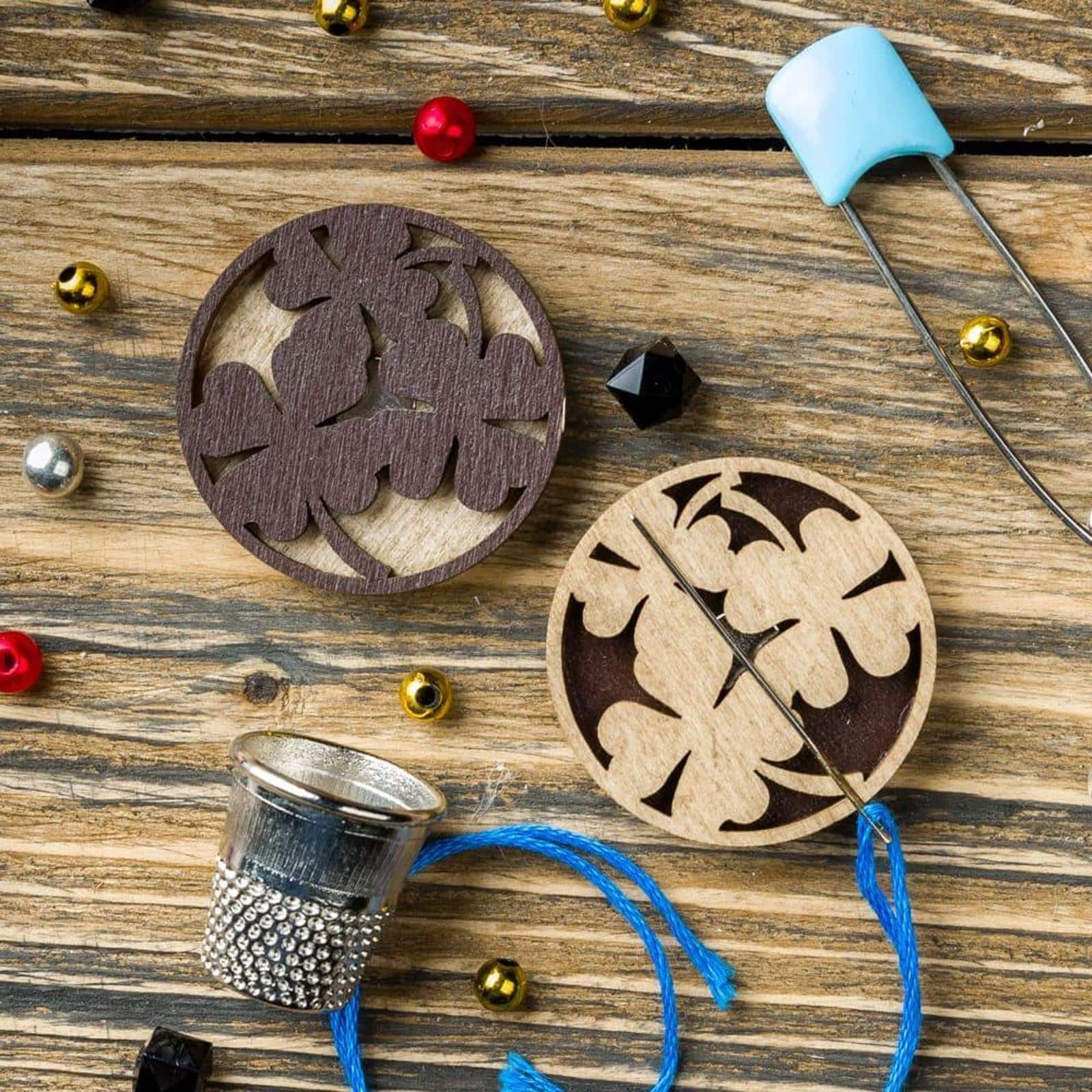 Wonderland Crafts Four-Leaf Clover Double-Sided Magnetic Needle Holder