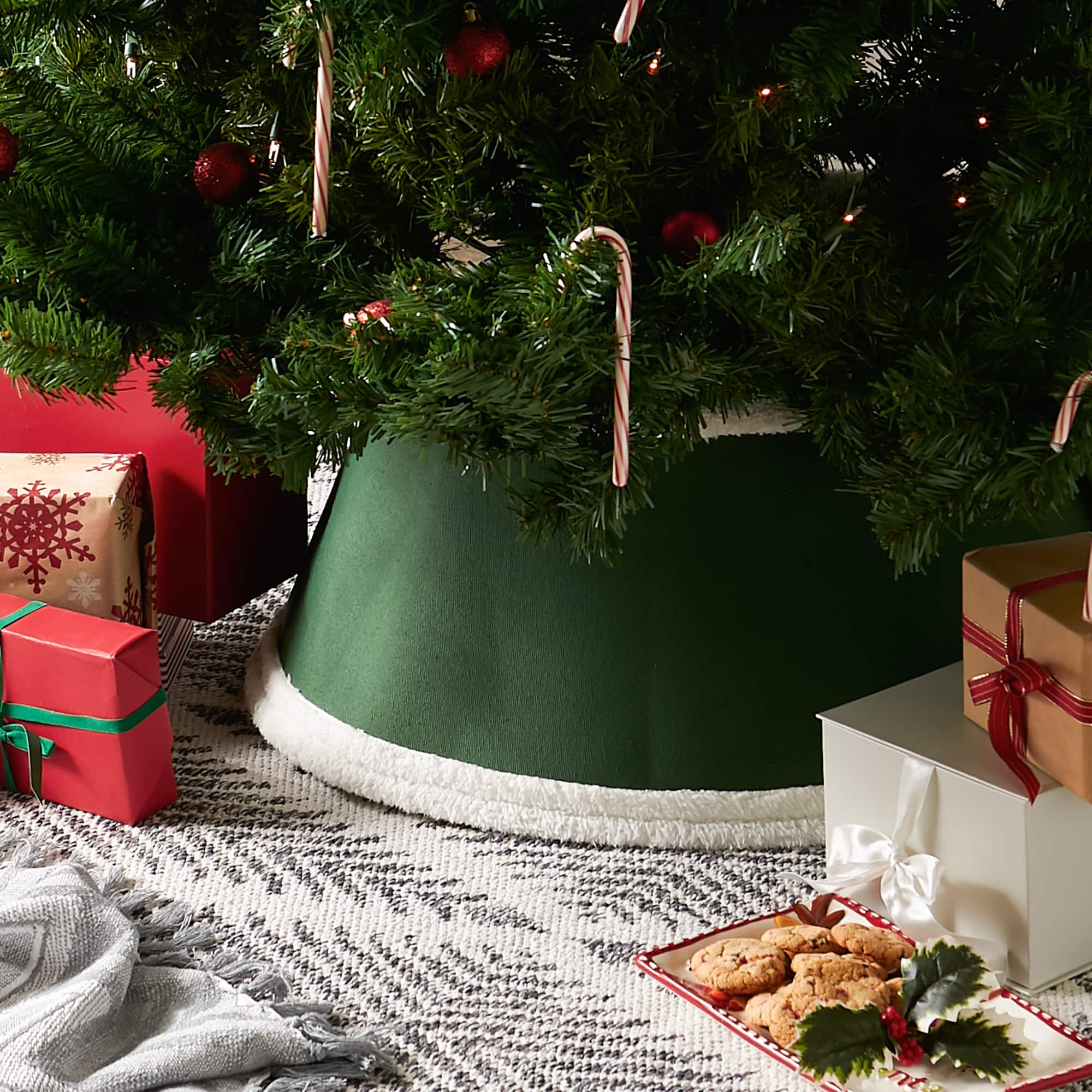 DII® Green Holiday Tree Collar