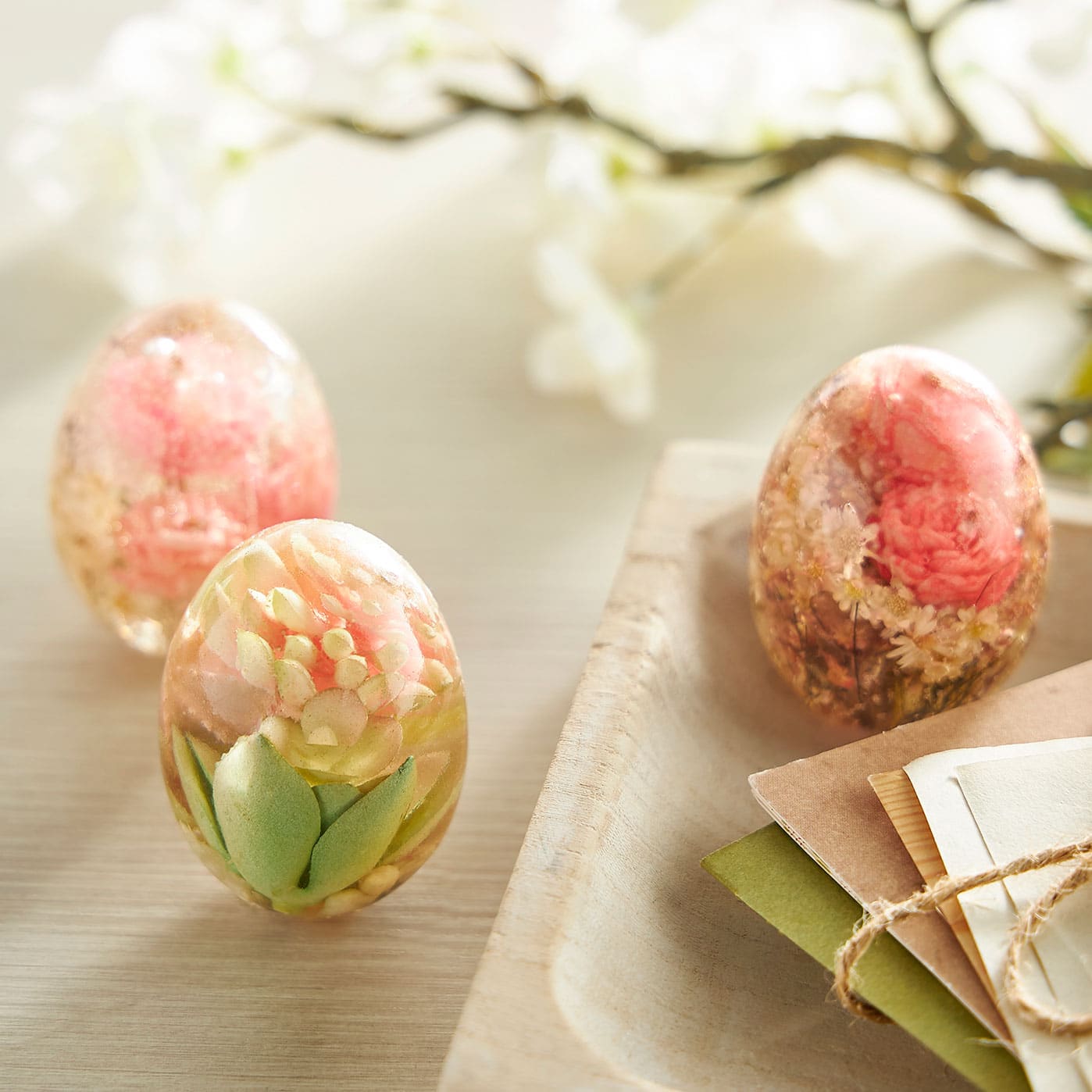 Œuf de Pâques décoratif en résine