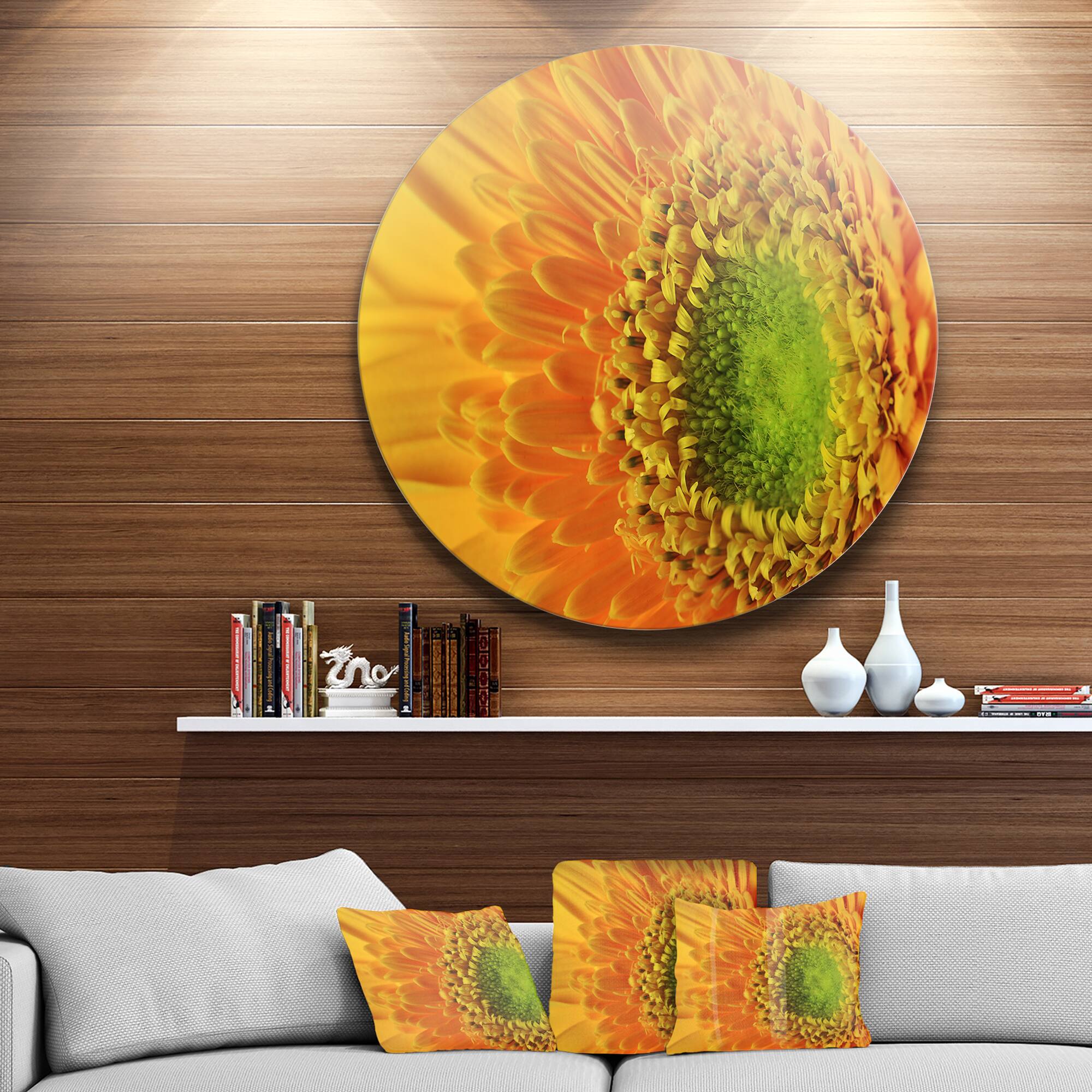 Designart - Yellow Daisy Gerbera Flower Close up' Disc Flowers Large Metal Circle Wall Artwork