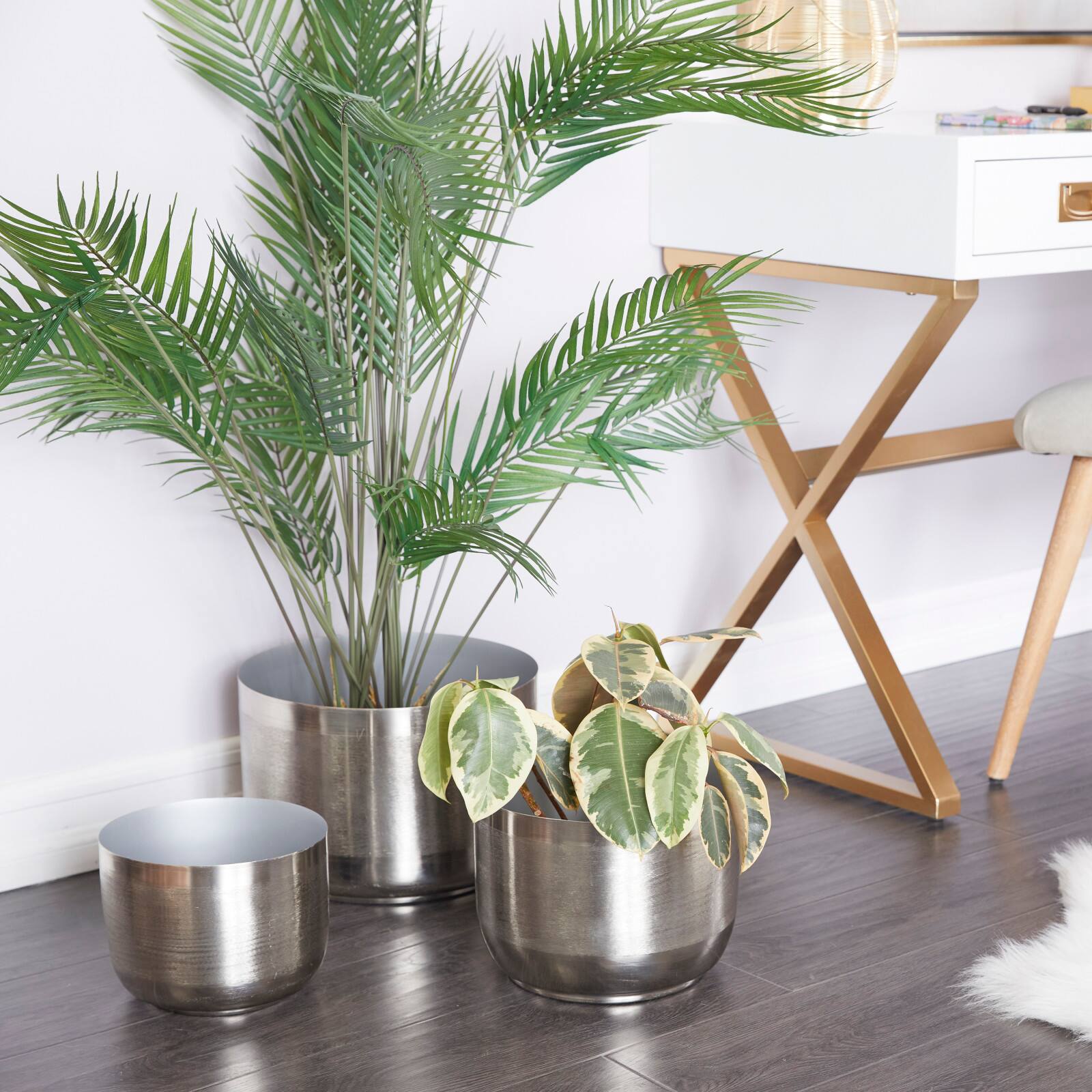 CosmoLiving by Cosmopolitan Iron Modern Planter Set