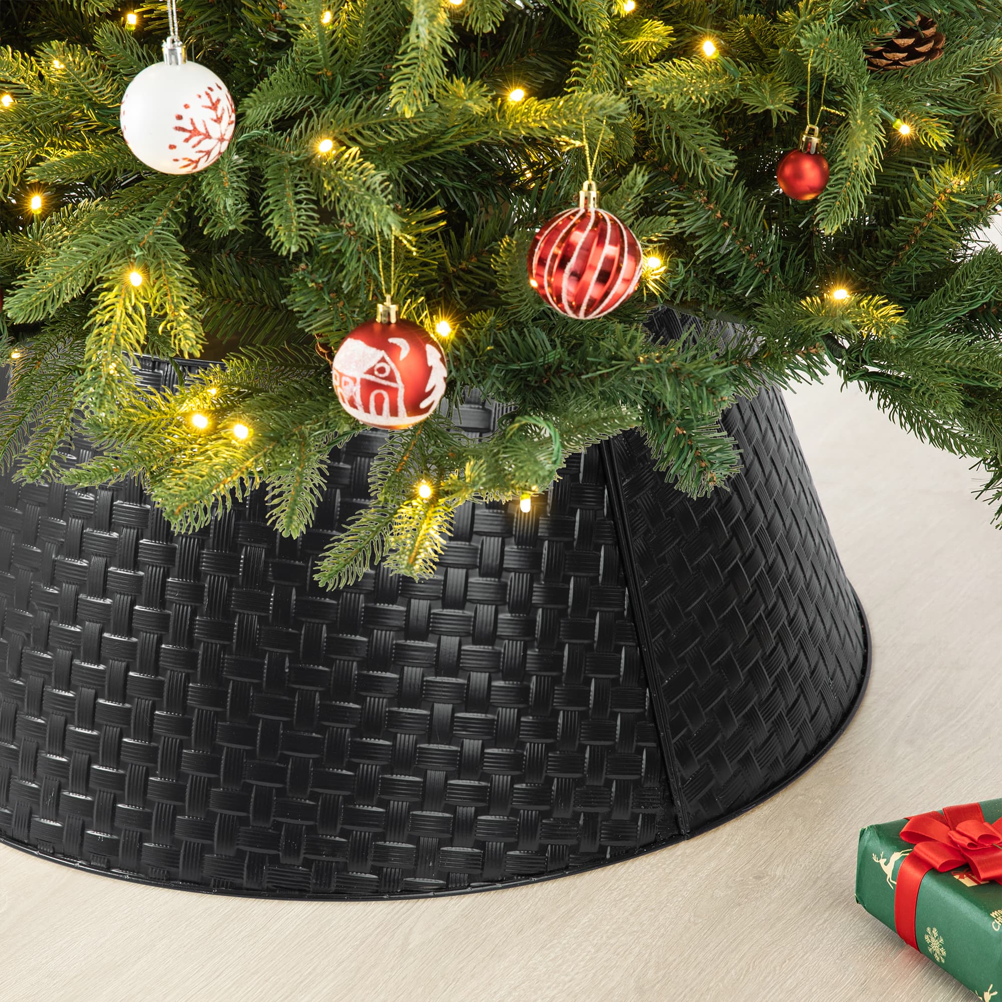 Glitzhome® Black 26" Woven Metal Tree Collar