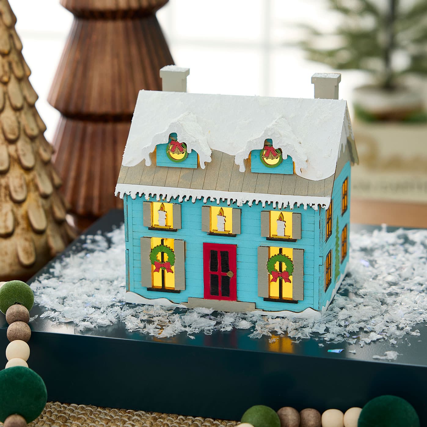Maison de Noël peinte à DEL