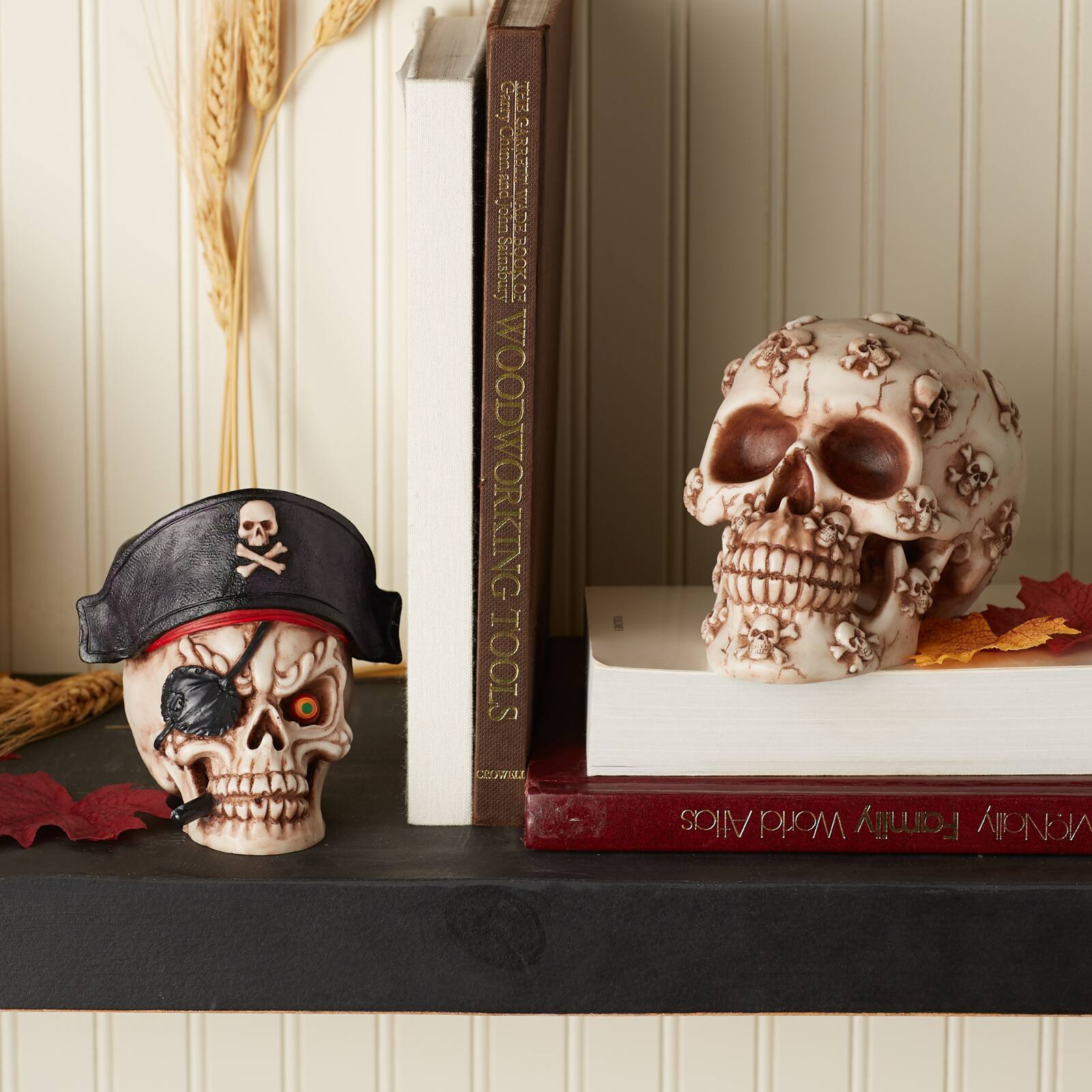 Dragon Crest Grinning Dia De Los Muertos Skull Décor