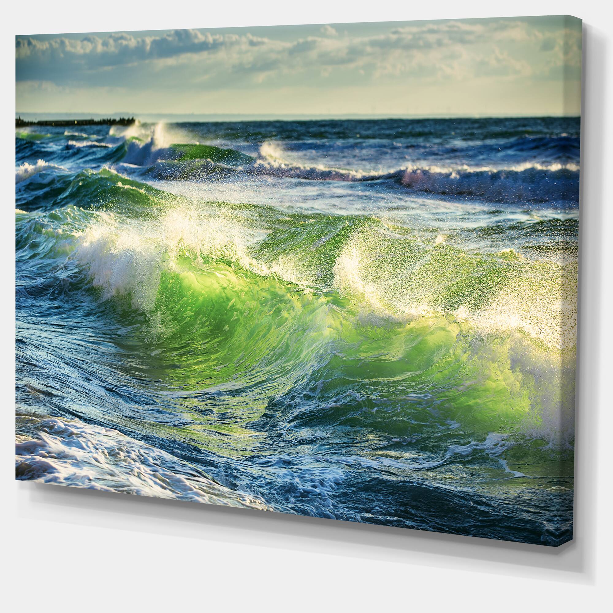 Designart - Sunrise and Shining Waves in Ocean