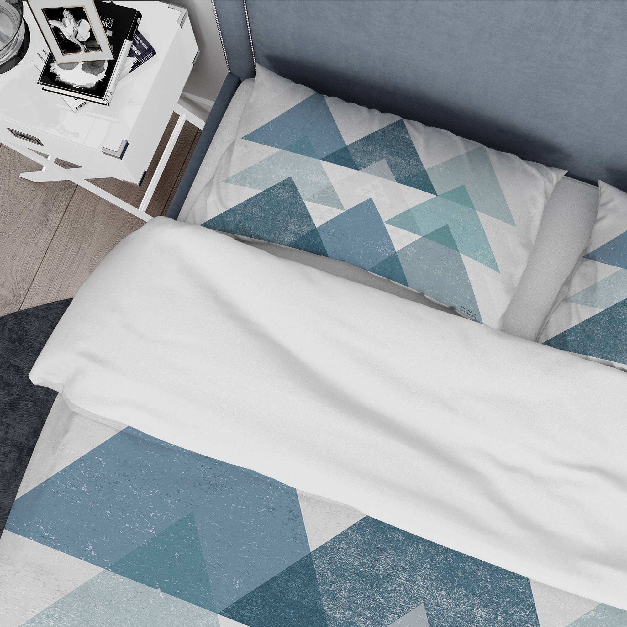 Designart 'minimal Triangles IV Blue' Geometric Bedding Set - Duvet Cover & Shams