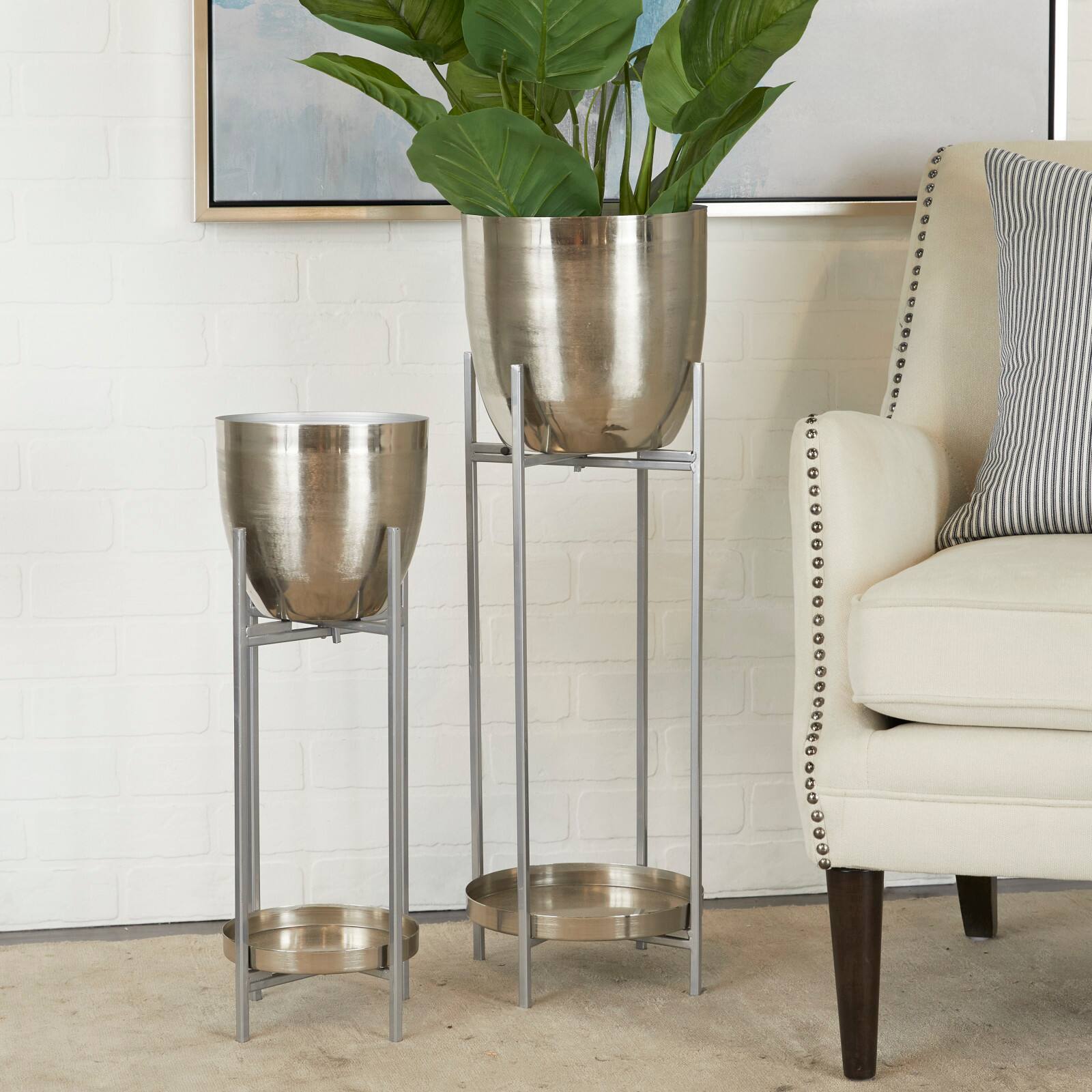 CosmoLiving by Cosmopolitan Silver Metal Planter with Removable Stand Set