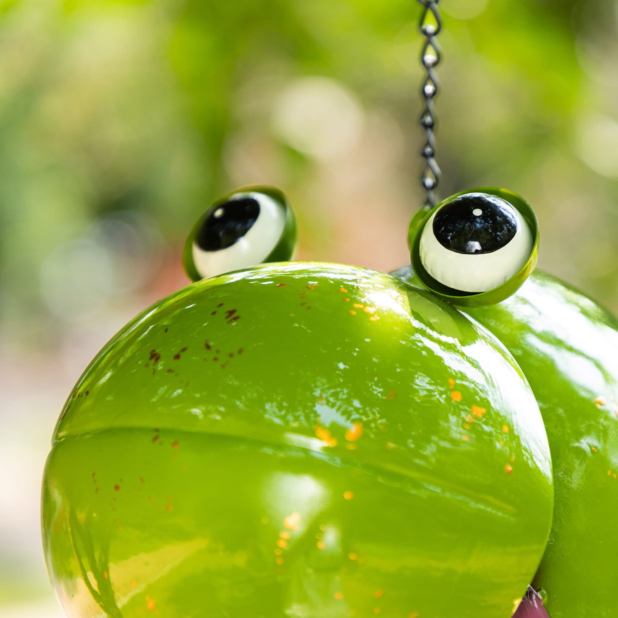 Glitzhome® 9" Metal Glossy Frog Outdoor Garden Birdhouse