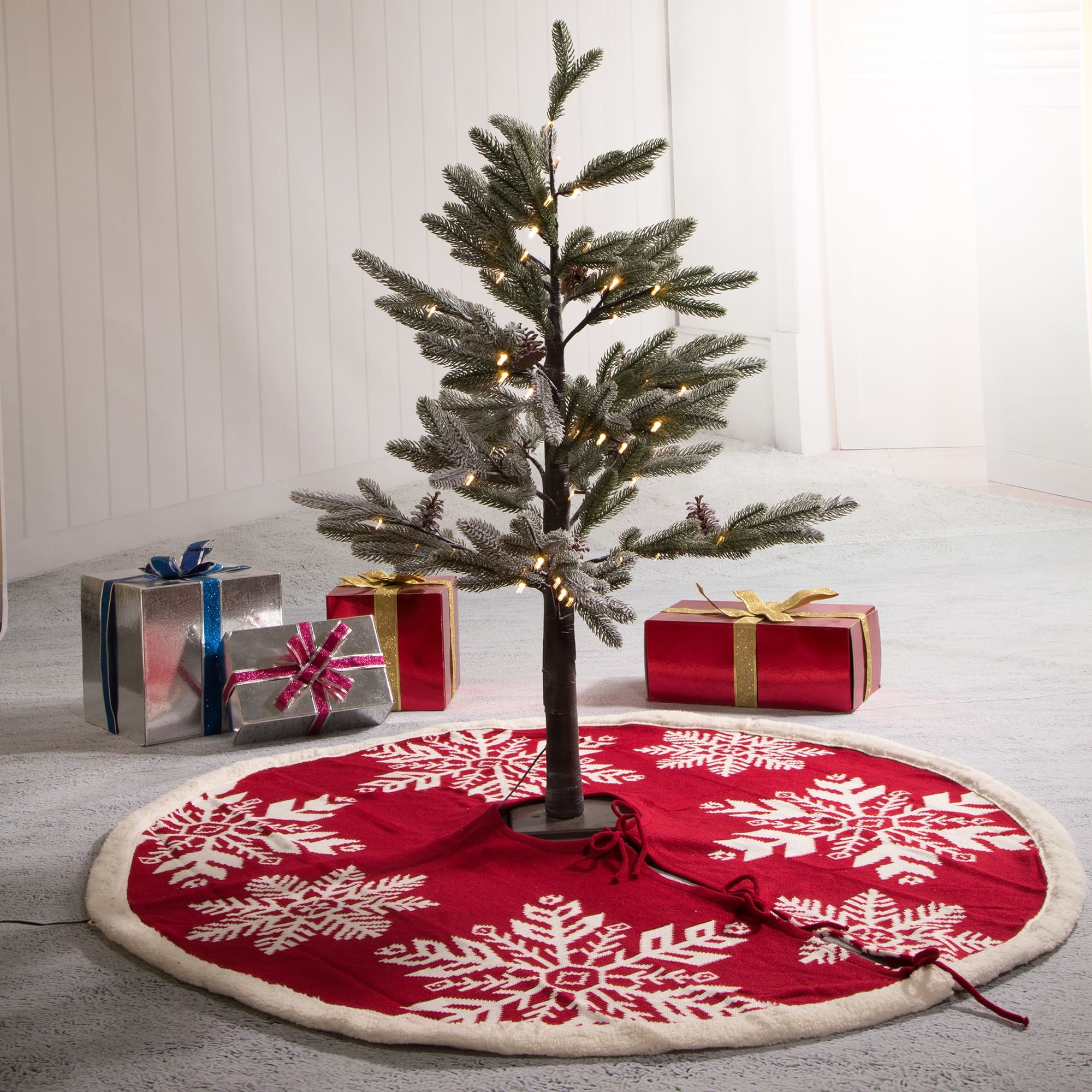 Glitzhome® 48" Snowflake Knited Acrylic Christmas Tree Skirt