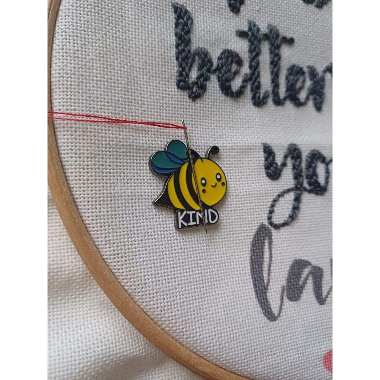 Wizardi 4/5" Bee Magnetic Needle Minder