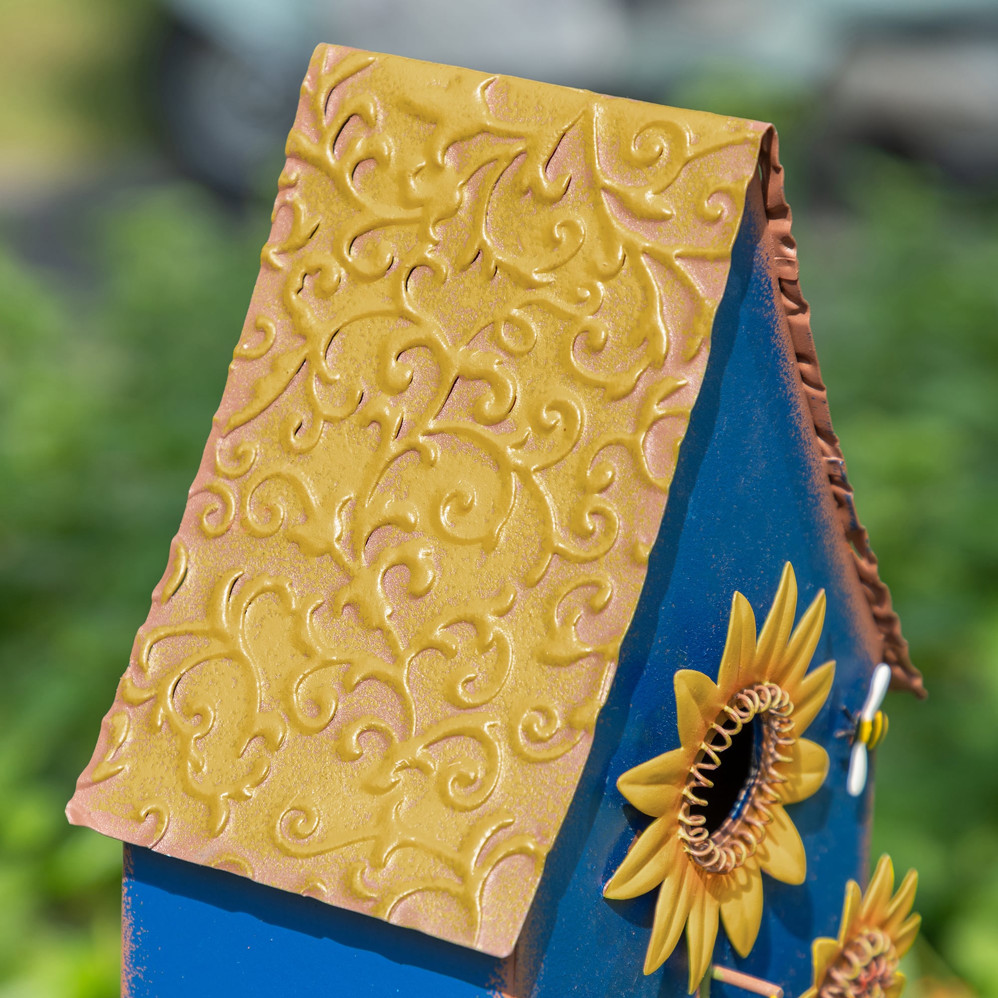Glitzhome® 52.5" Blue Metal Sunflower Decorative Garden Birdhouse with Stake