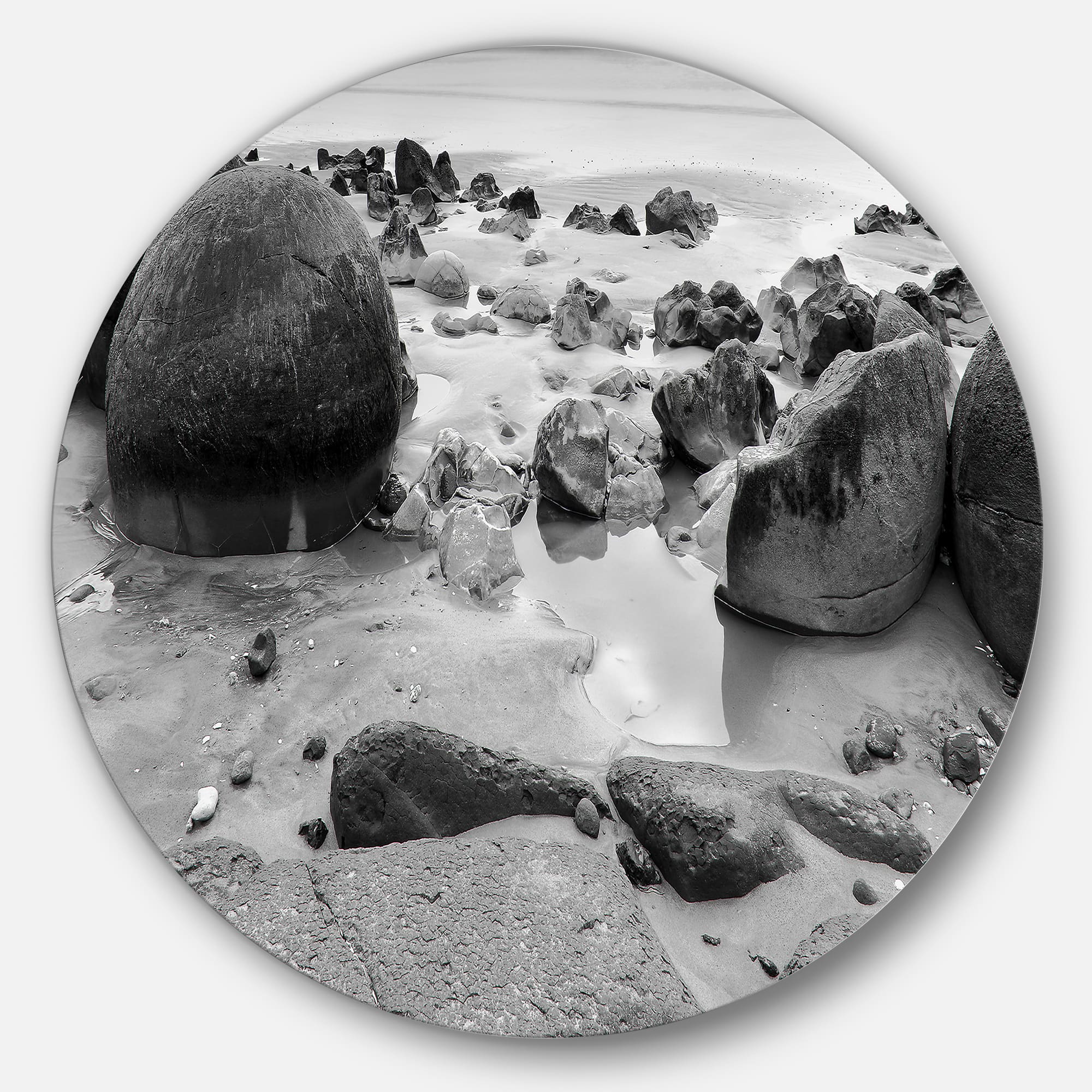 Designart - Moeraki Boulders Black n White' Seashore Photo Circle Metal Wall Art