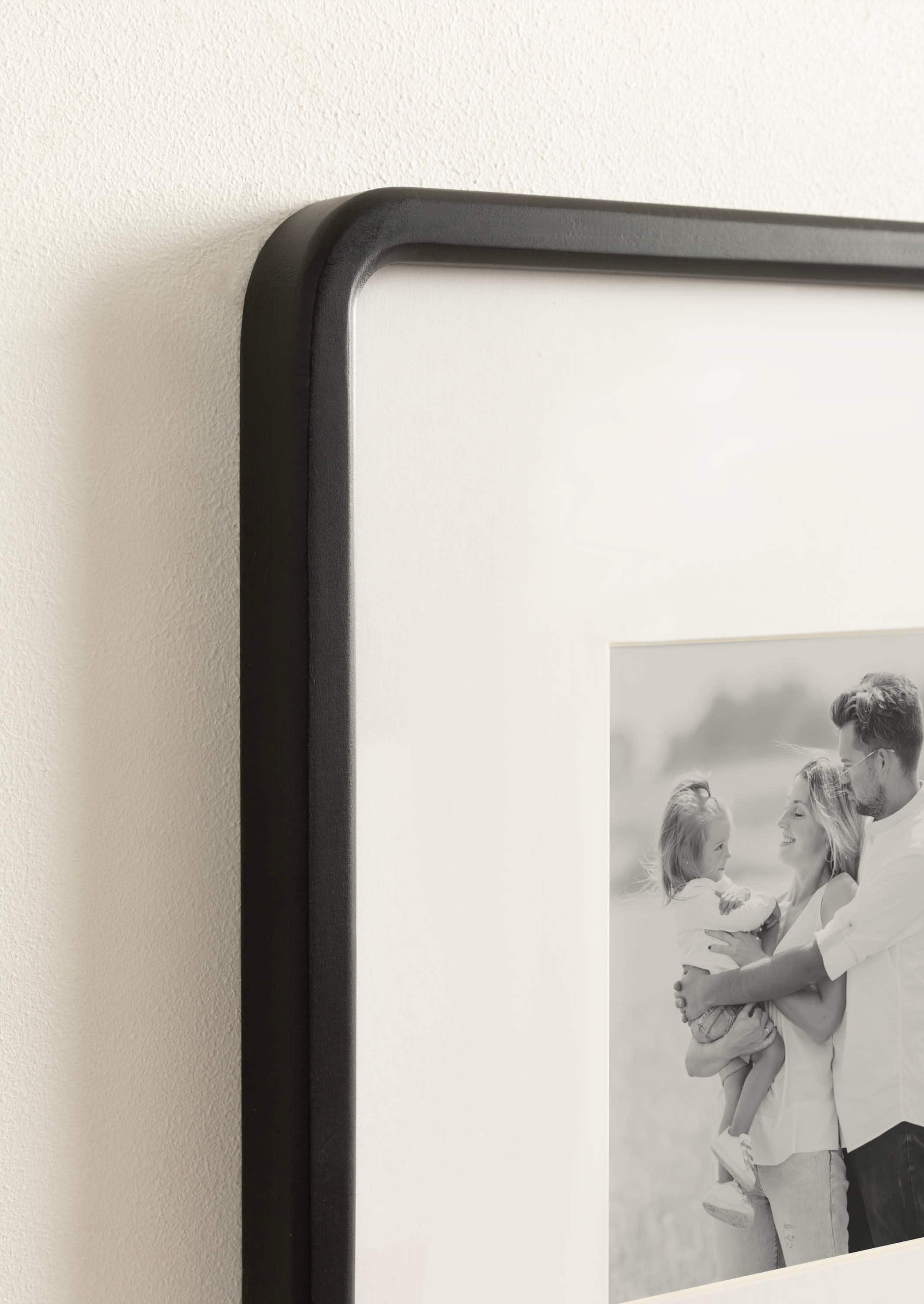 Kate and Laurel 11" x 14" Inglewood Picture Frames with 5" x 7" Mat