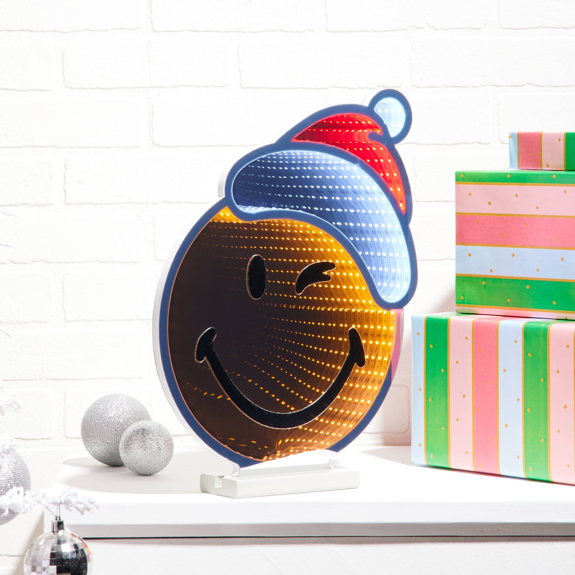 SmileyWorld® 16" Icon with Santa Hat EkkoLight
