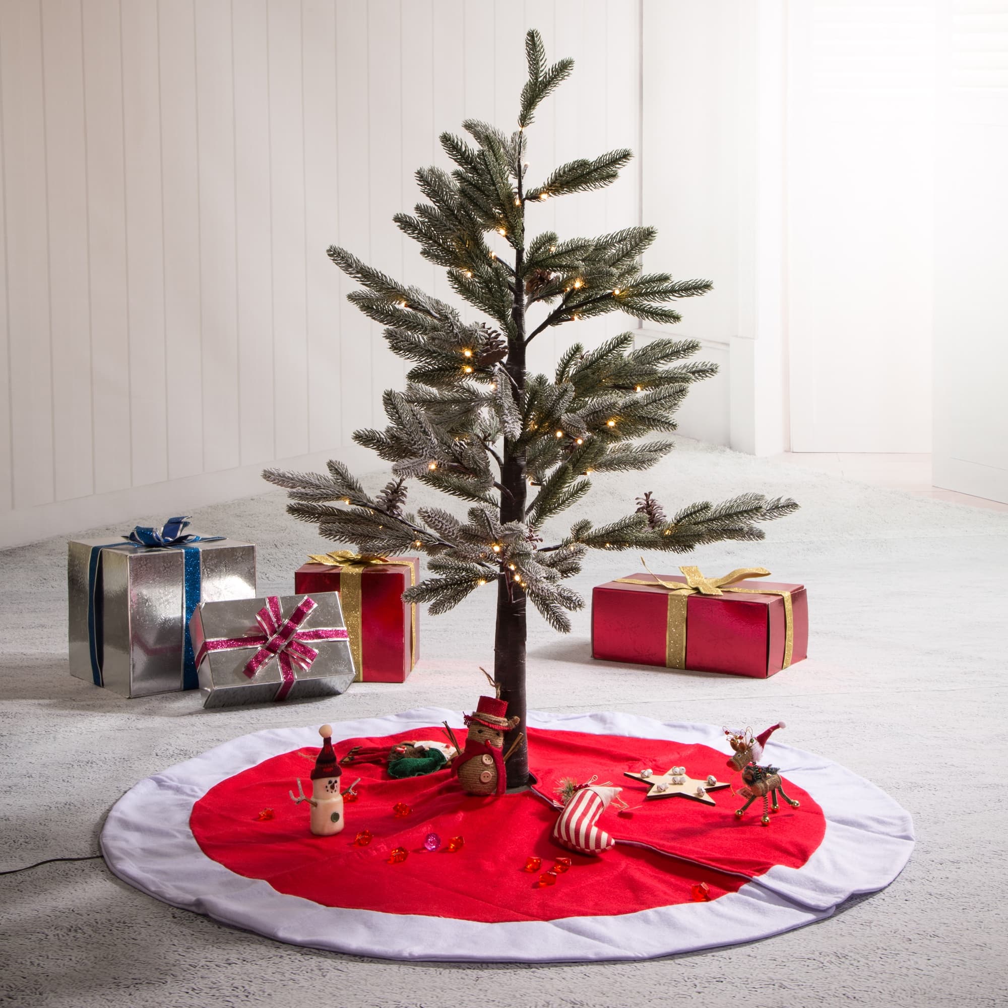 Glitzhome&#xAE; 42&#x22; Red &#x26; White Christmas Felt Tree Skirt