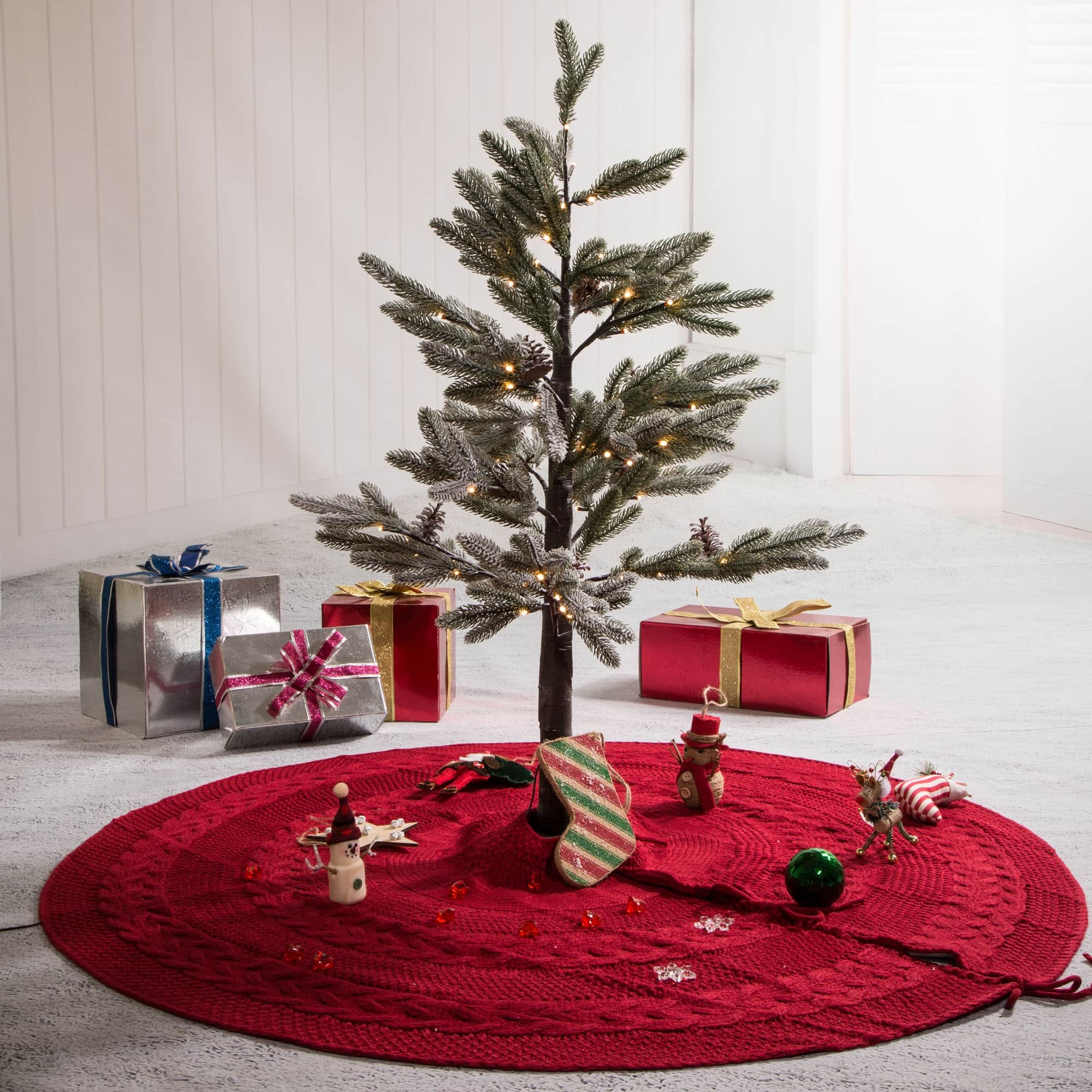 Glitzhome® 52" Red Knited Acrylic Christmas Tree Skirt