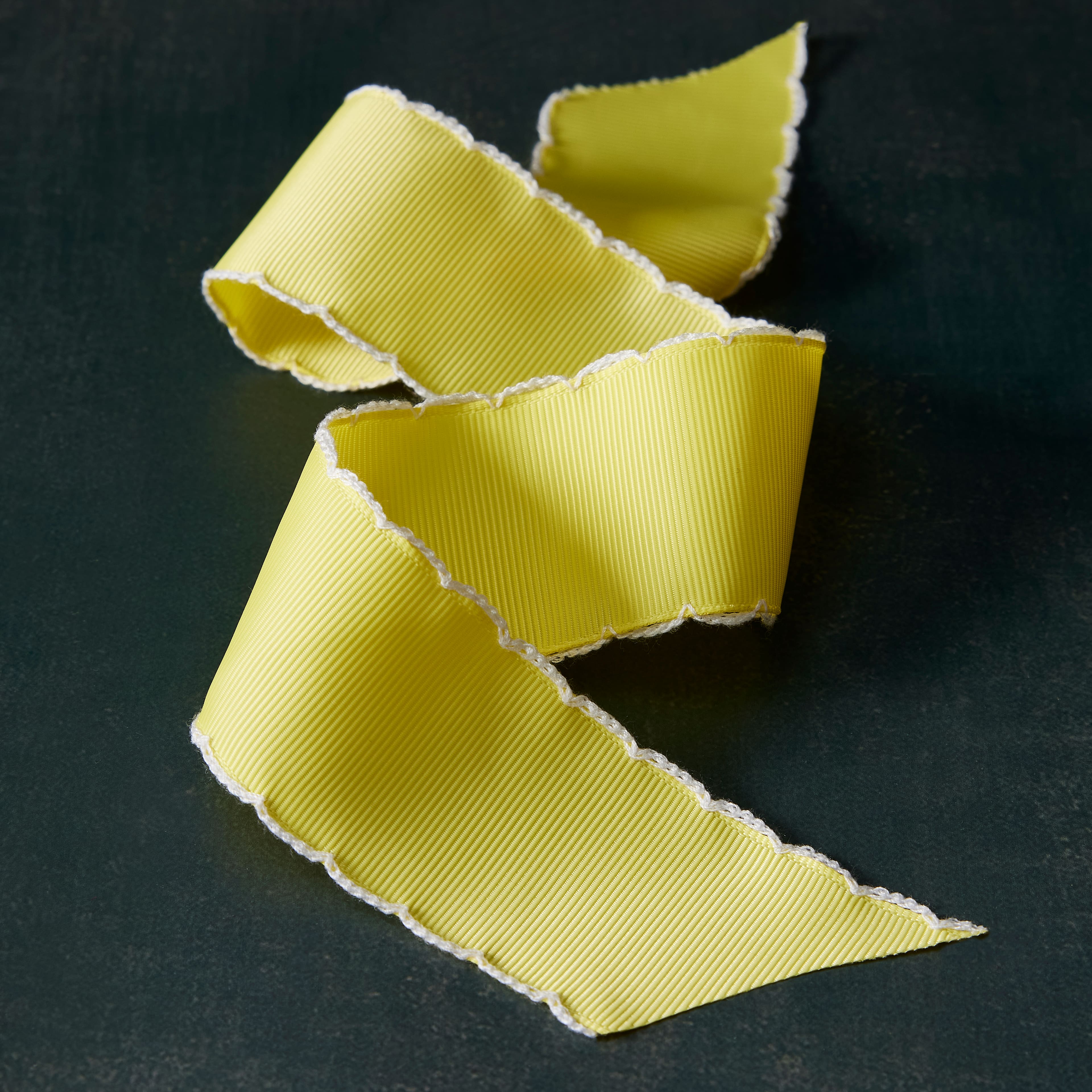 Ruban gros-grain jaune uni à bordure brodée de 3,81 cm x 2,7 m Classique de Celebrate It