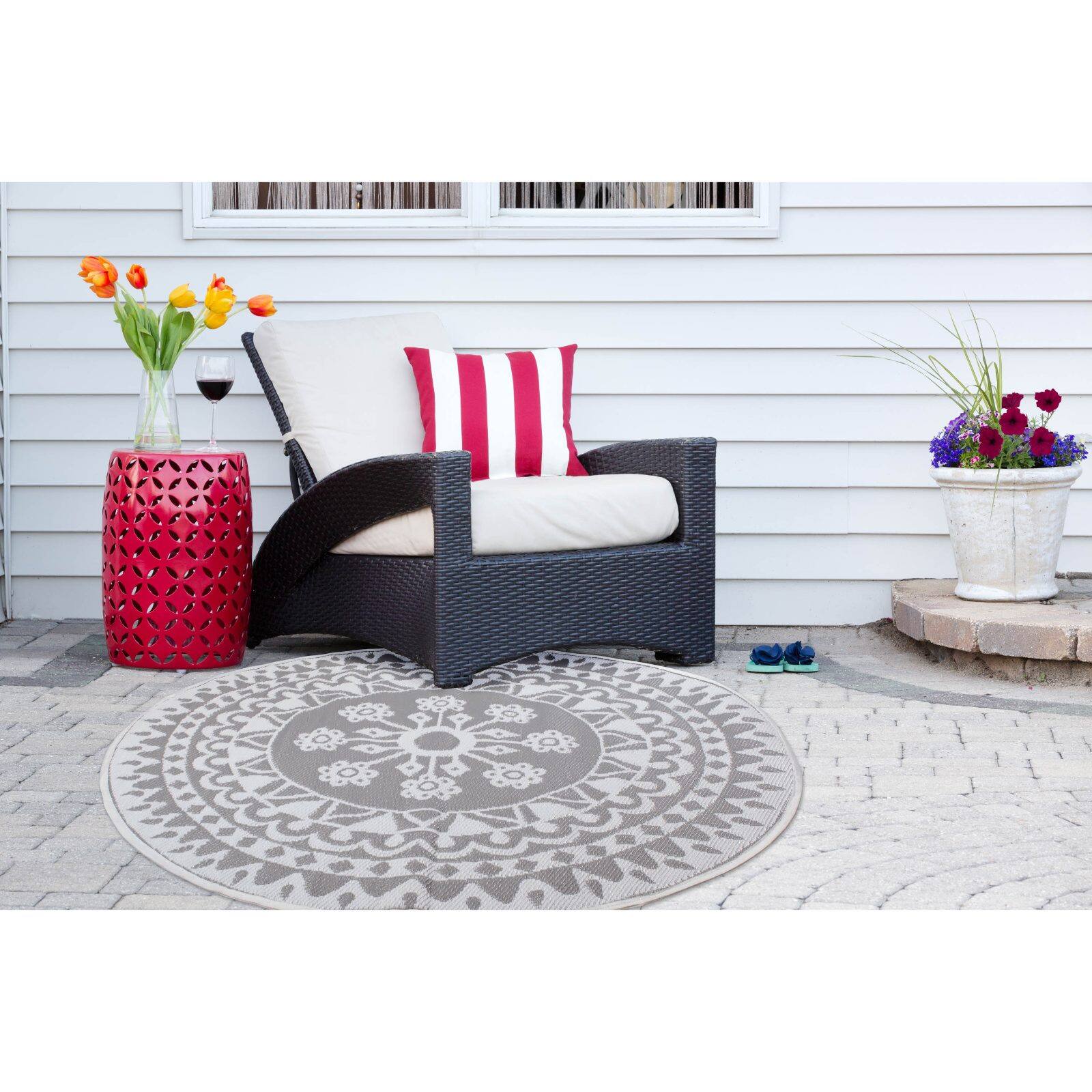 DII&#xAE; Round Gray Floral Outdoor Rug, 5ft.