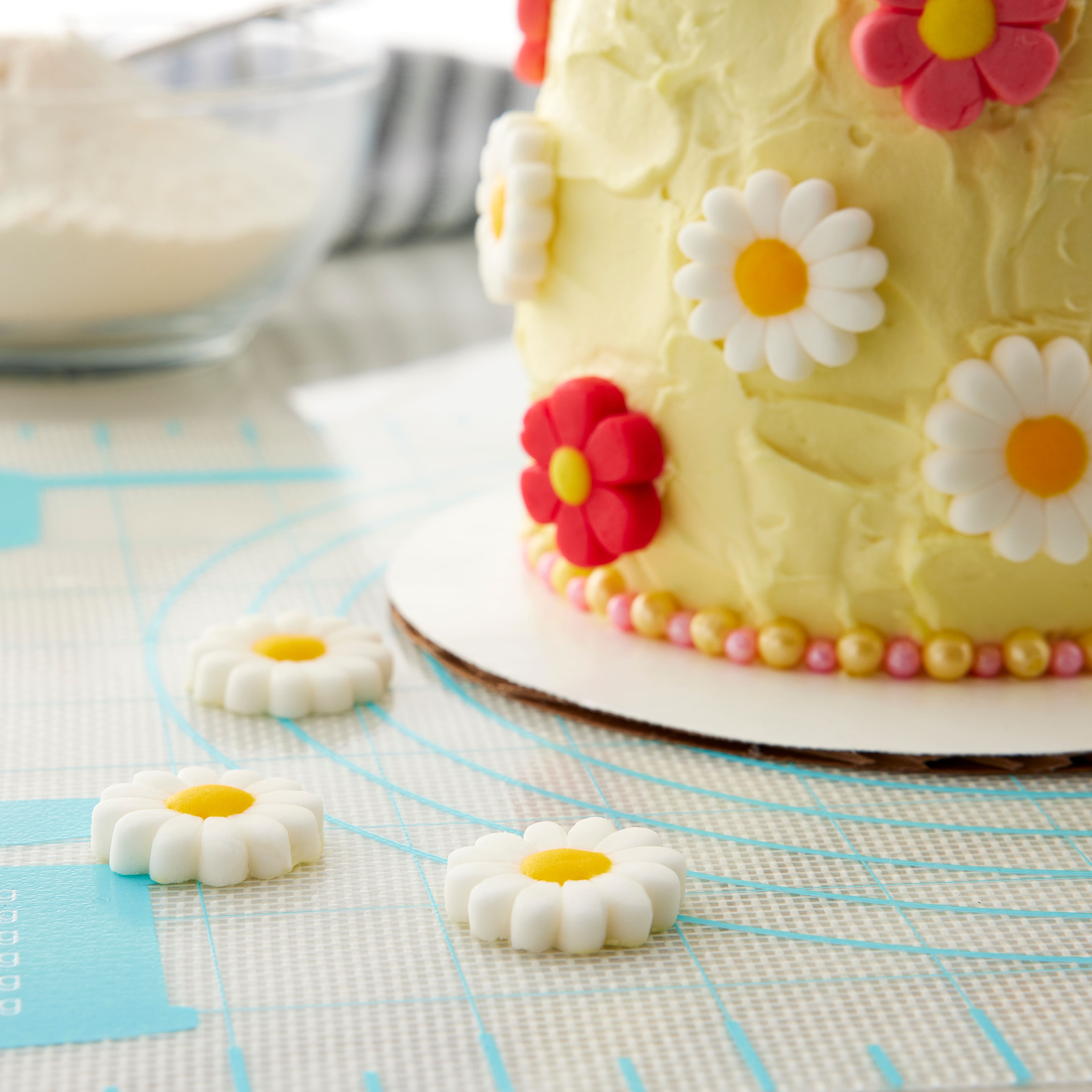 Sweet Tooth Fairy&#xAE; White Daisy Icing Decorations, 8ct.