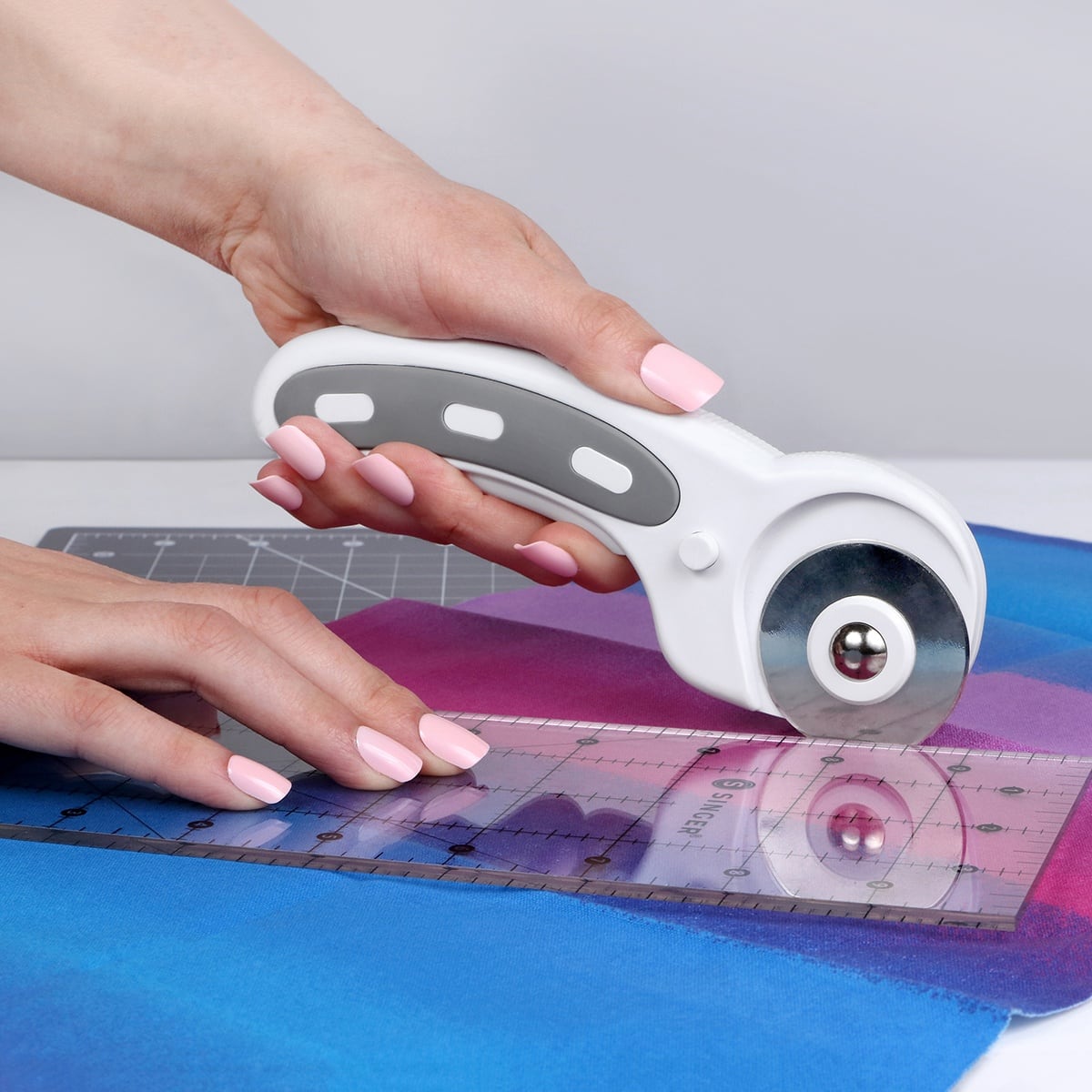 SINGER&#xAE; Modern Maker 45mm Lock &#x27;n Roll Rotary Cutter with Extra Blade