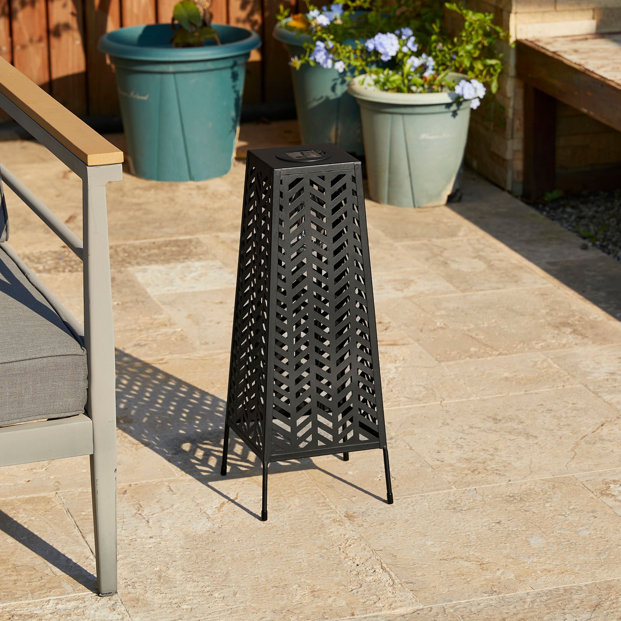 Glitzhome&#xAE; 21.5&#x22; Metal Geometric Solar Powered Floor Lantern