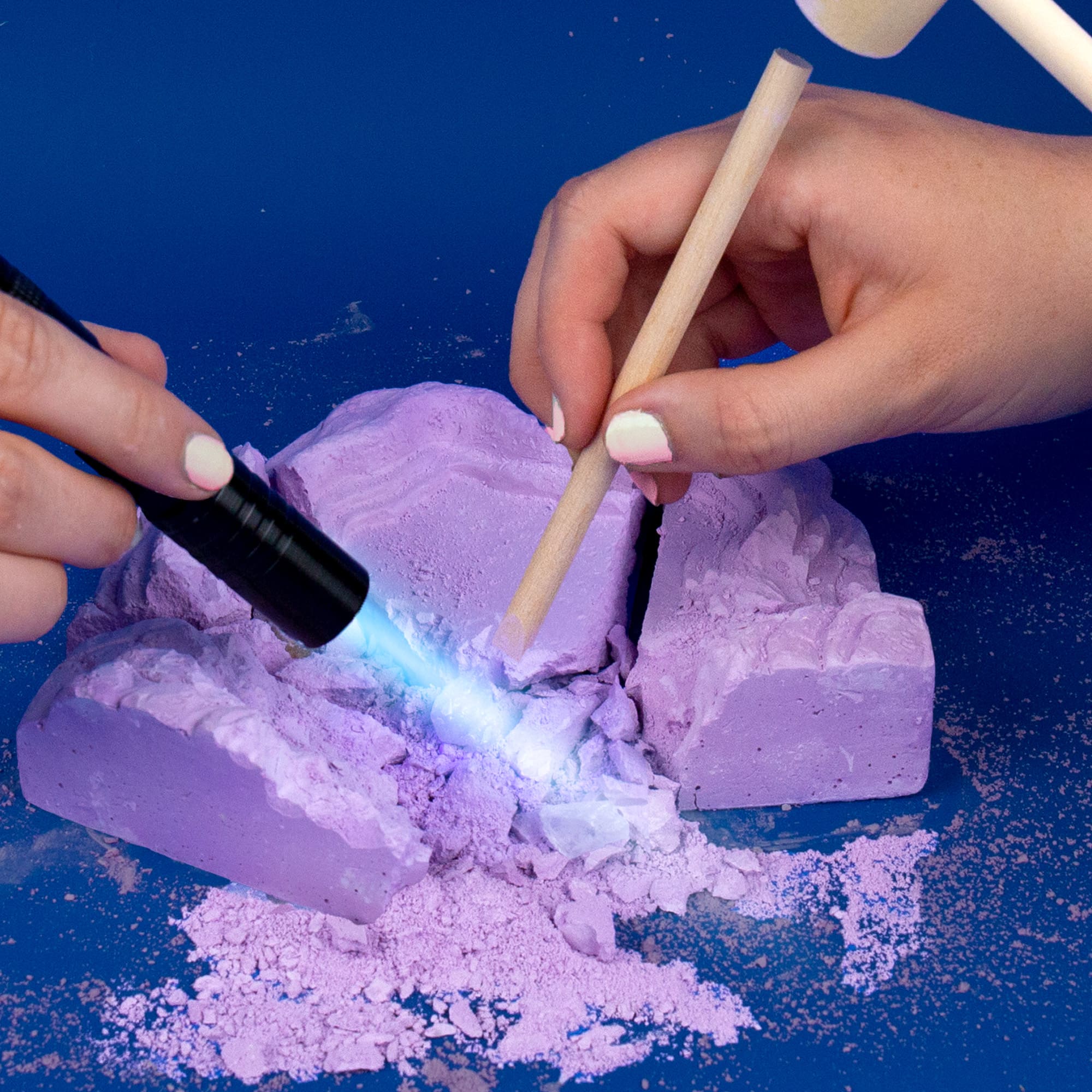 Trousse d’excavation de minéraux des cavernes brillants de BBC Earth