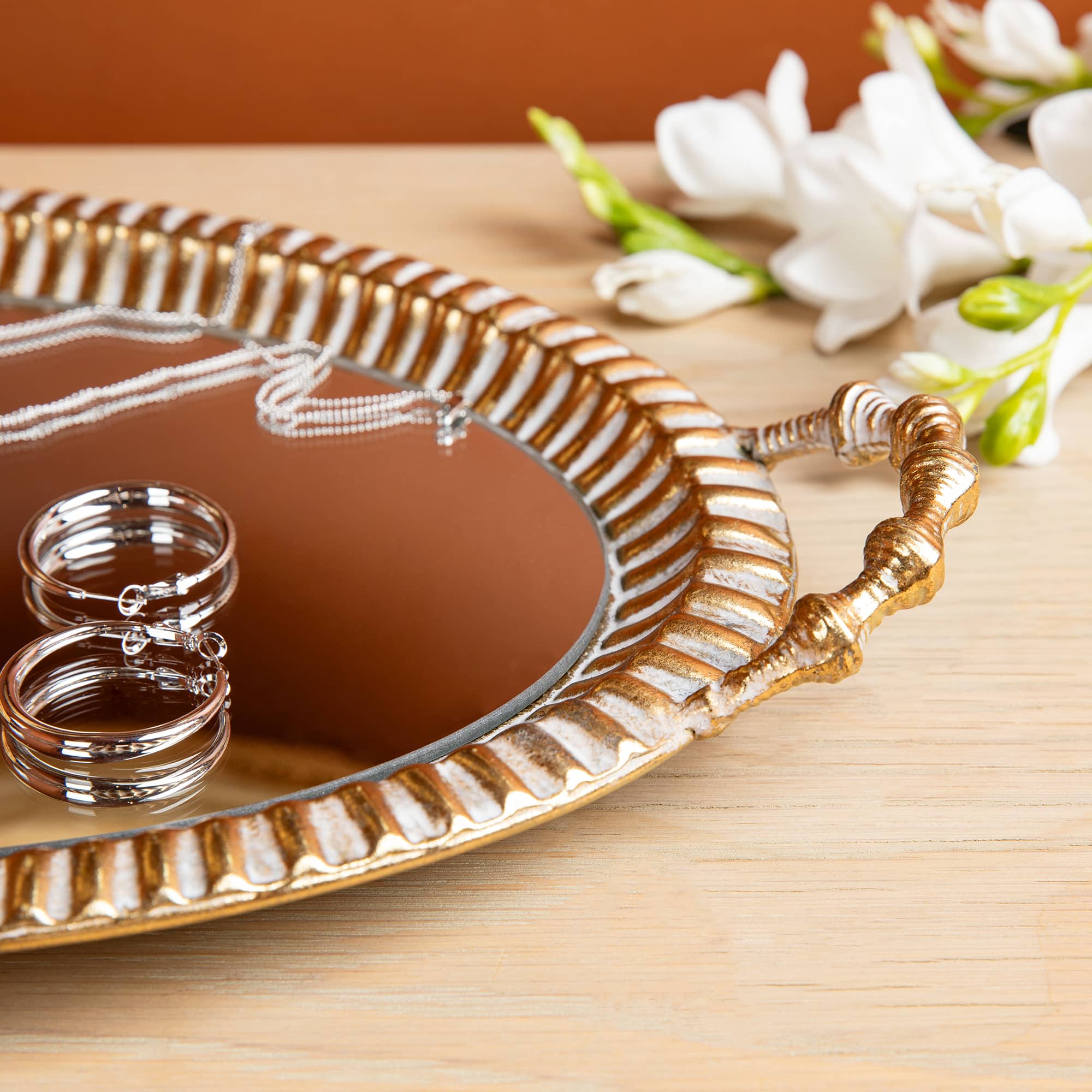Glitzhome&#xAE; Gold Oval Metal Mirrored Decorative Trays Set