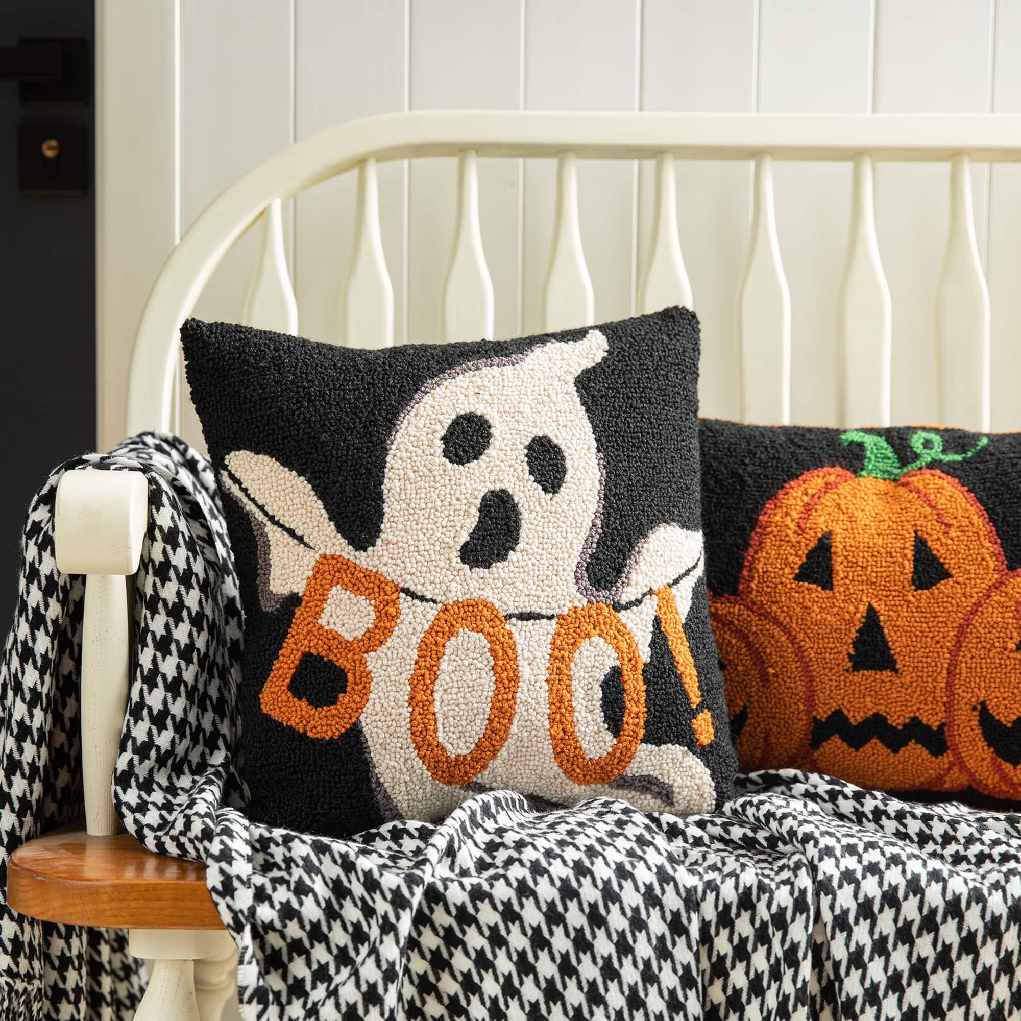 Glitzhome&#xAE; 14&#x22; Hooked Halloween Ghost &#x22;BOO&#x22; Pillow