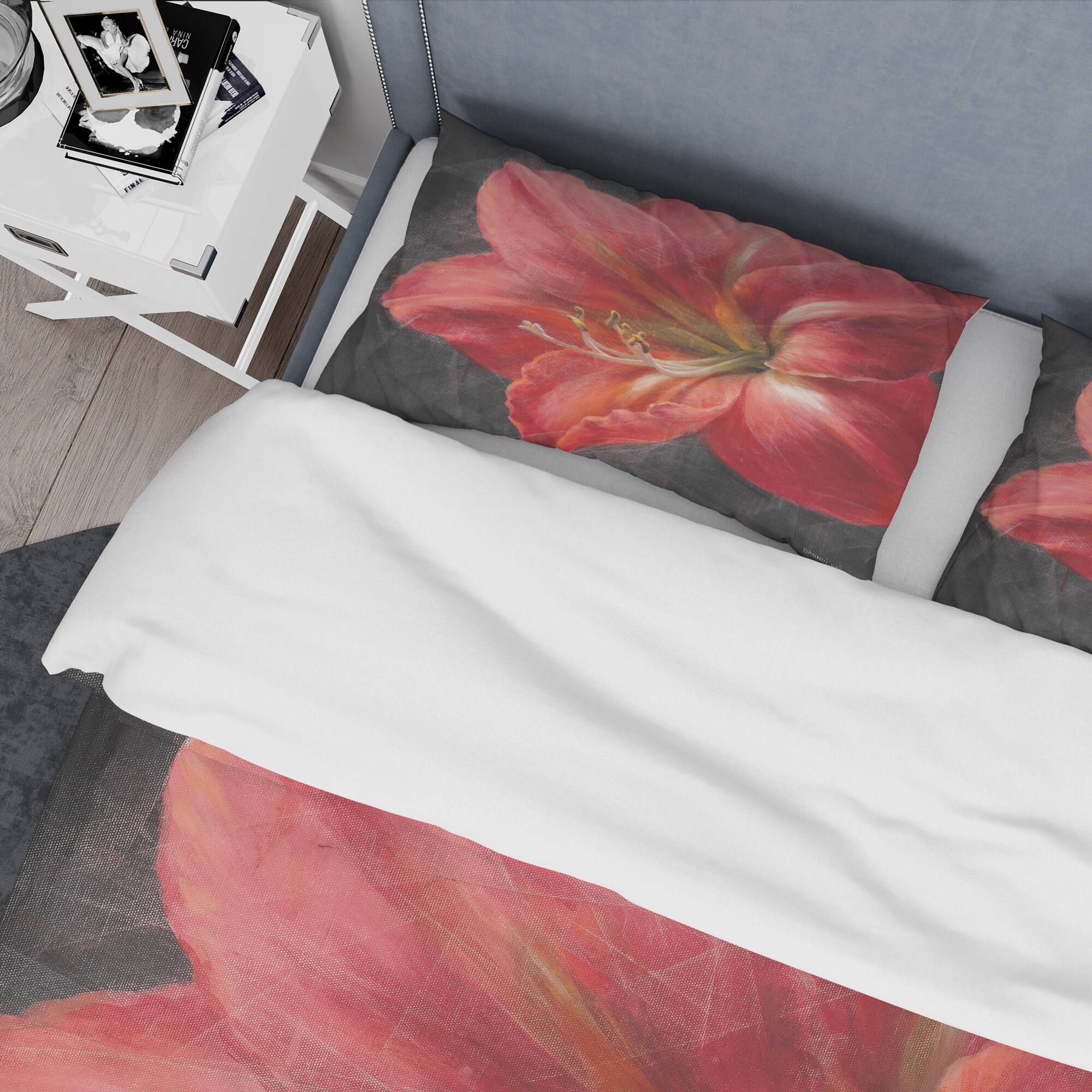 Designart &#x27;Vivid Red Lily III&#x27; Shabby Bedding Set - Duvet Cover &#x26; Shams