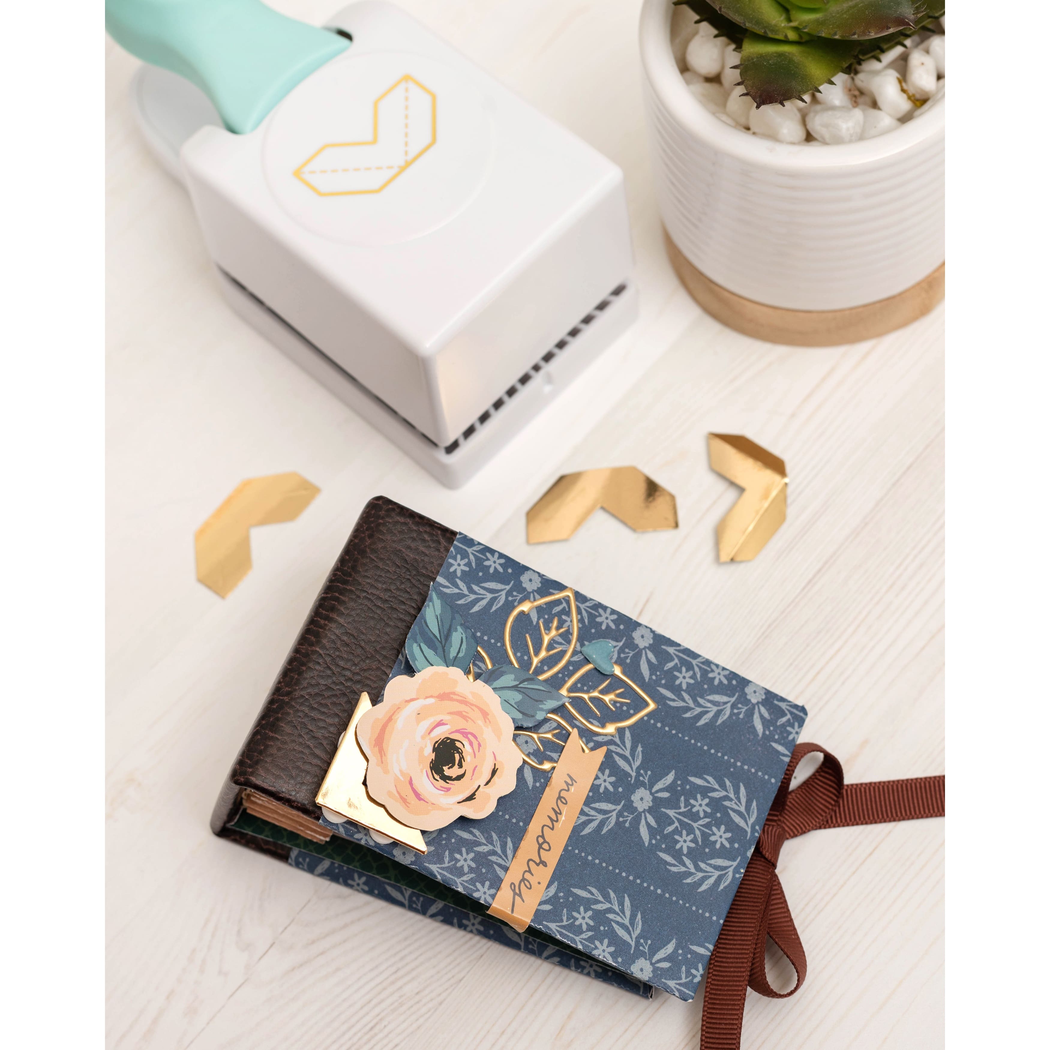 We R Memory Keepers® Embossing Punch – 1" Photo Corners